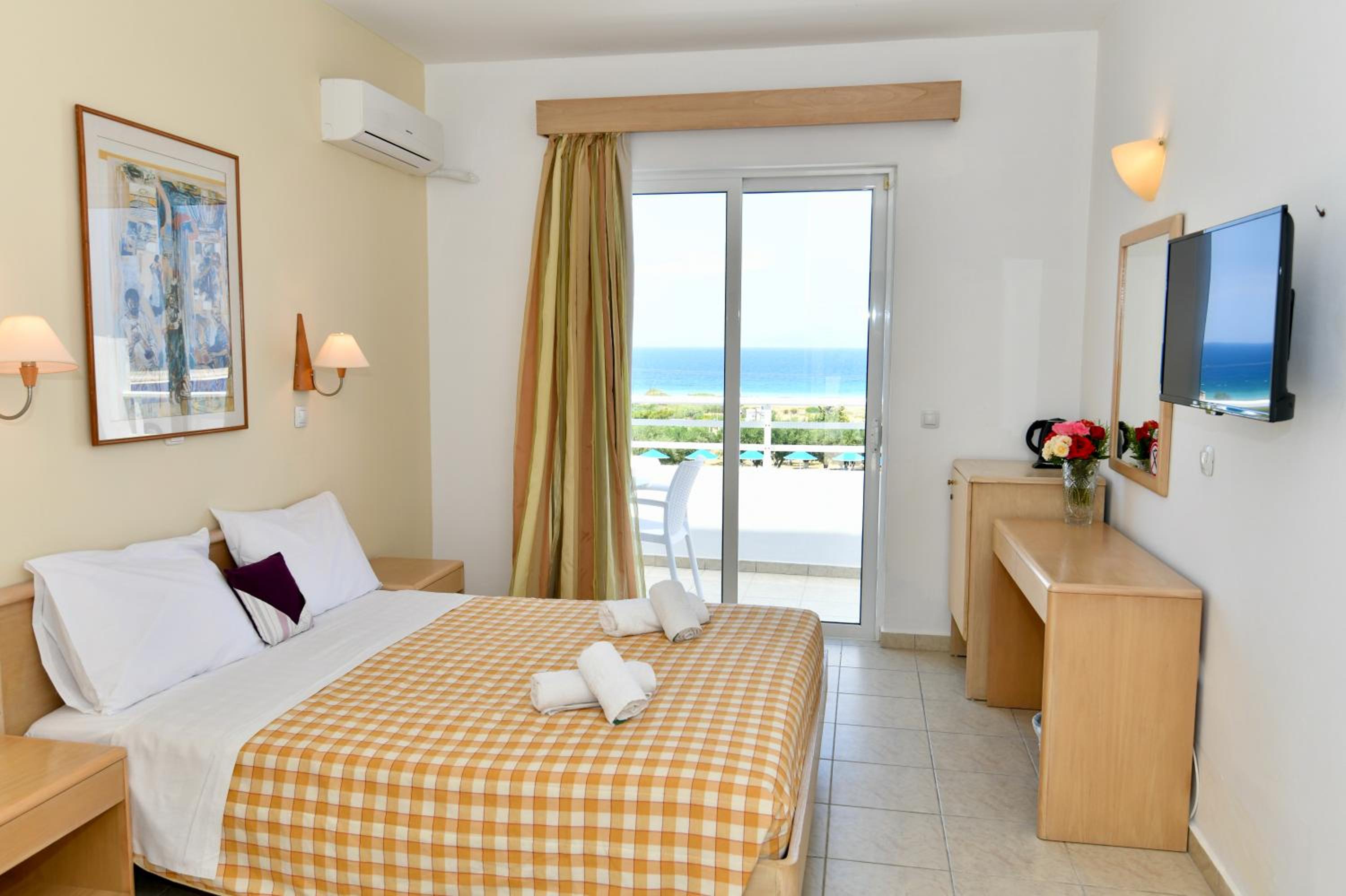 Double or Twin Room with Pool View photo 3