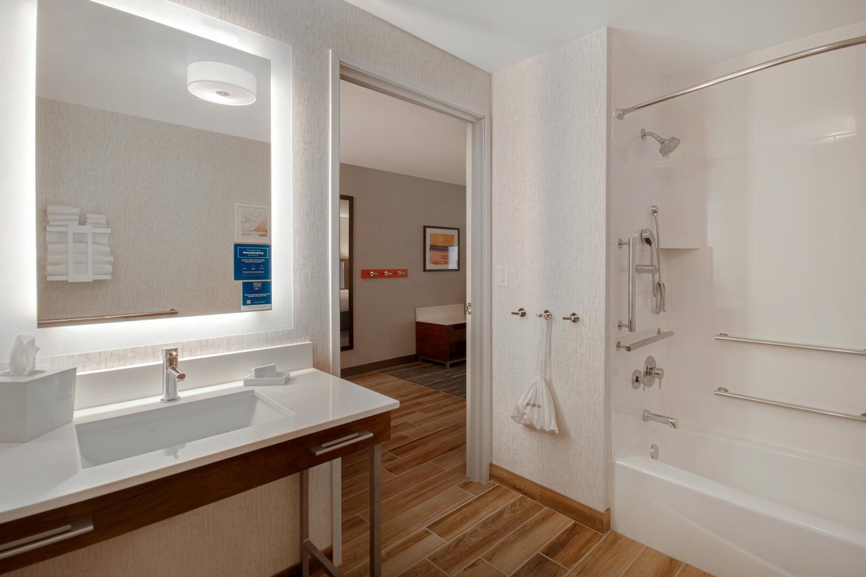 Queen Room with Two Queen Beds - Disability Access - Photo 2