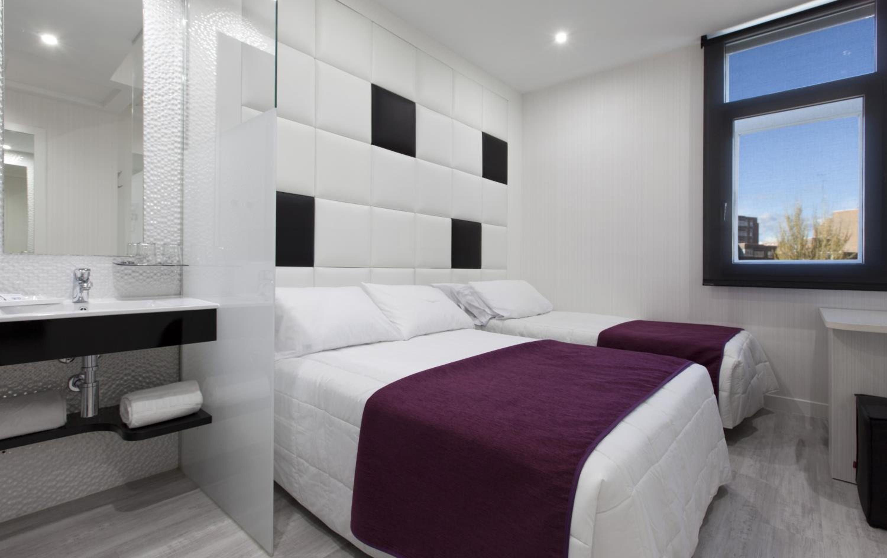 Deluxe Room (2 Adults + 1 Child) - Photo 7