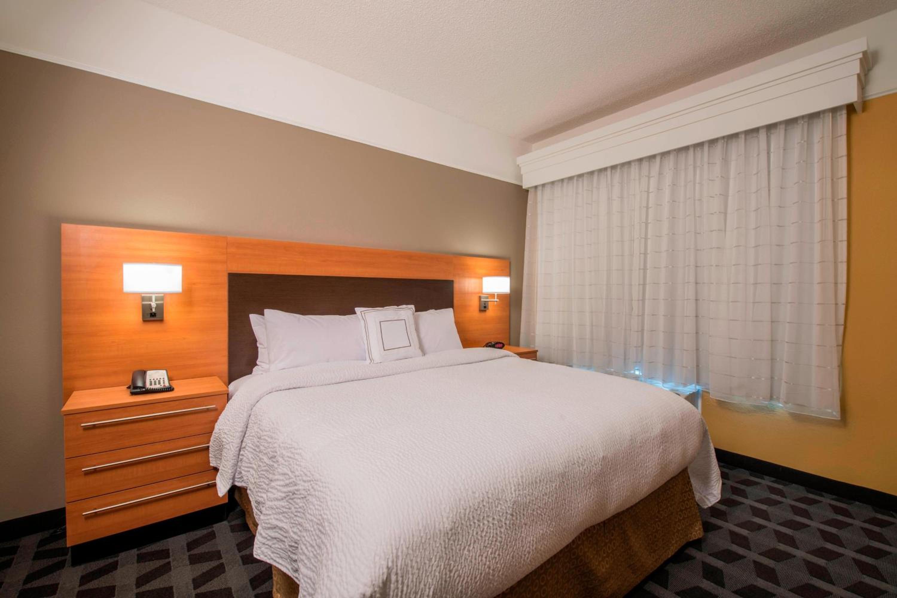 One-Bedroom King Suite with Sofa Bed - Non-Smoking photo 3