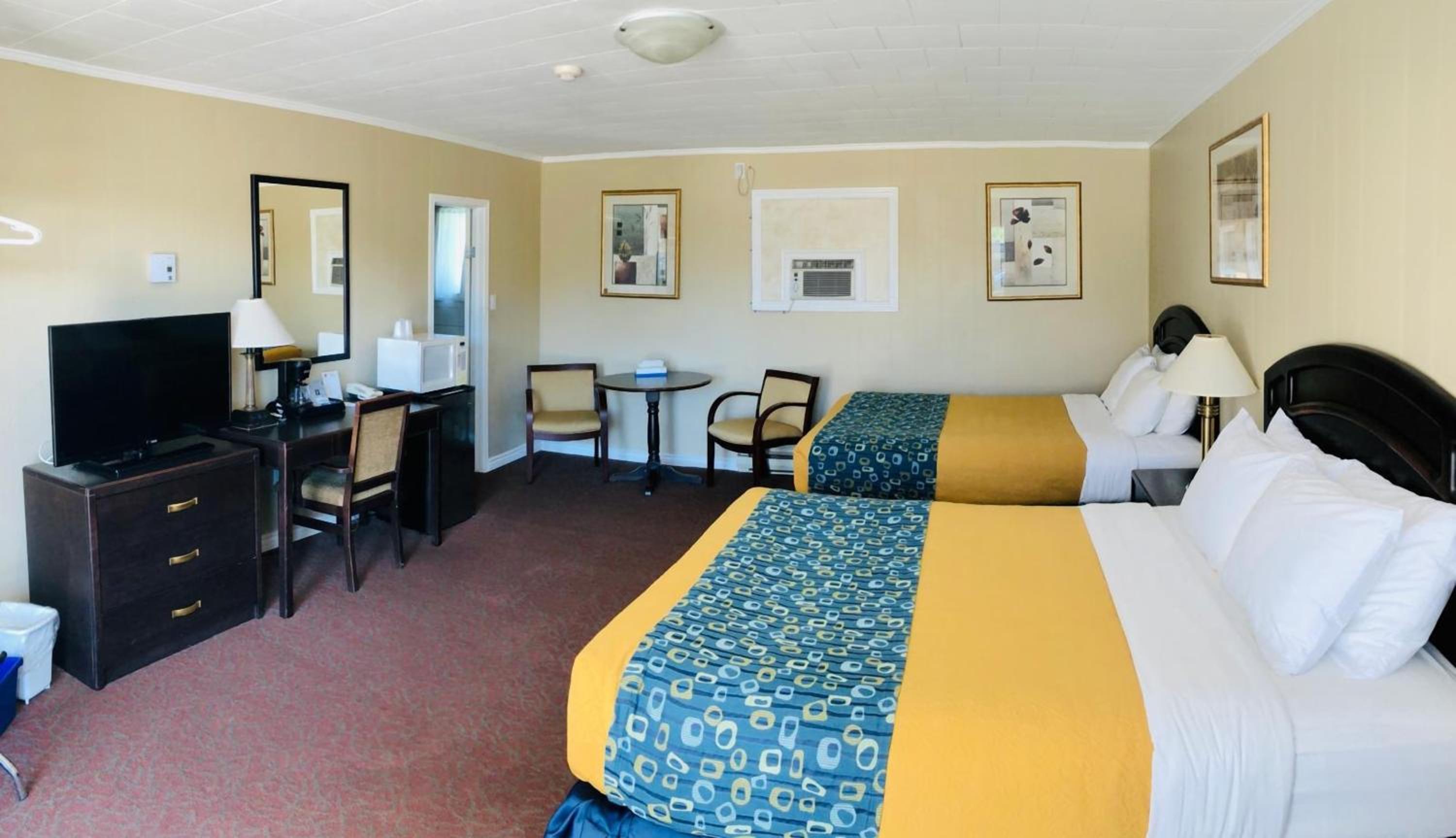 Queen Room with Two Queen Beds - Photo 2