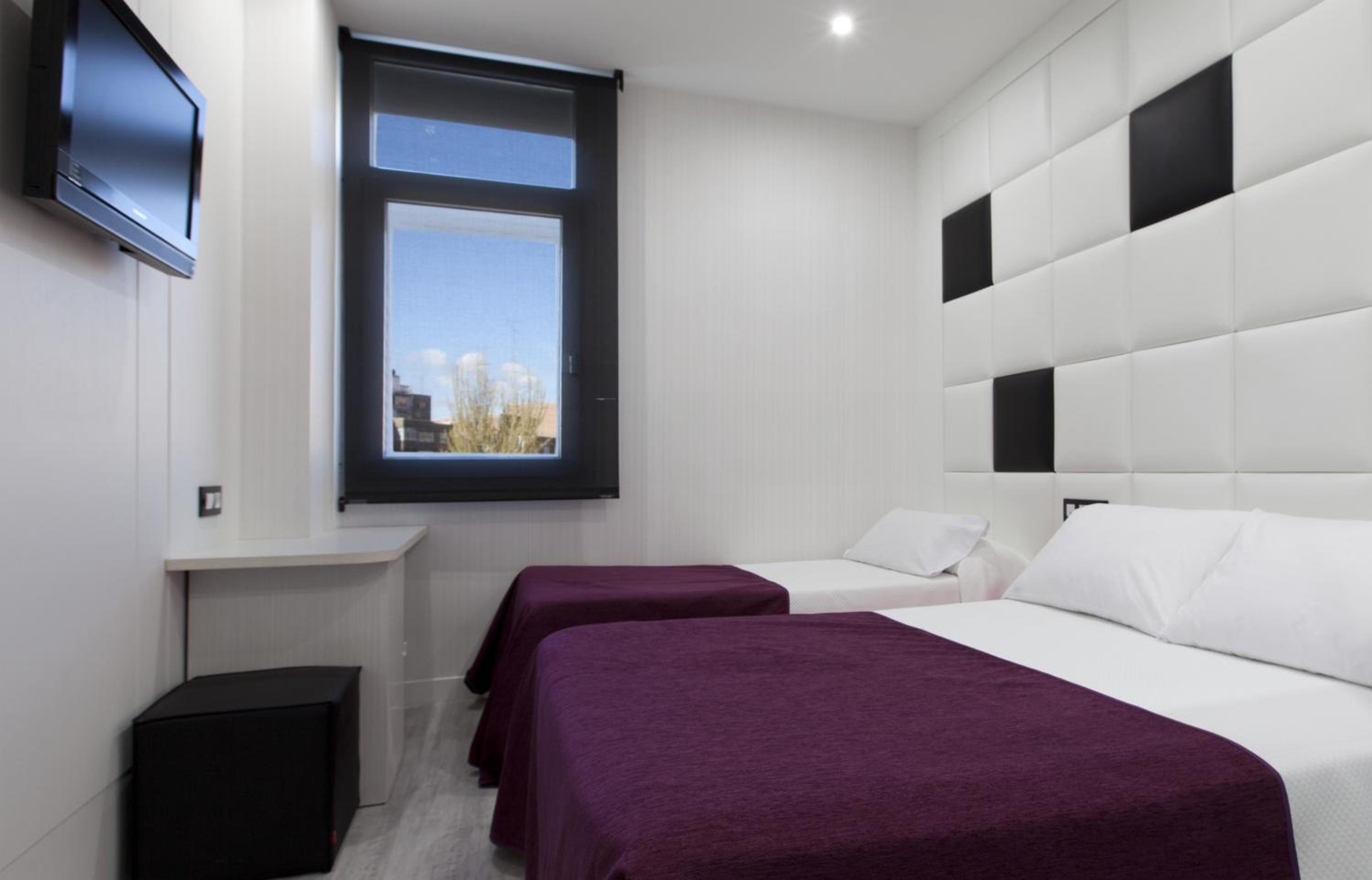 Deluxe Room (2 Adults + 1 Child) - Photo 1