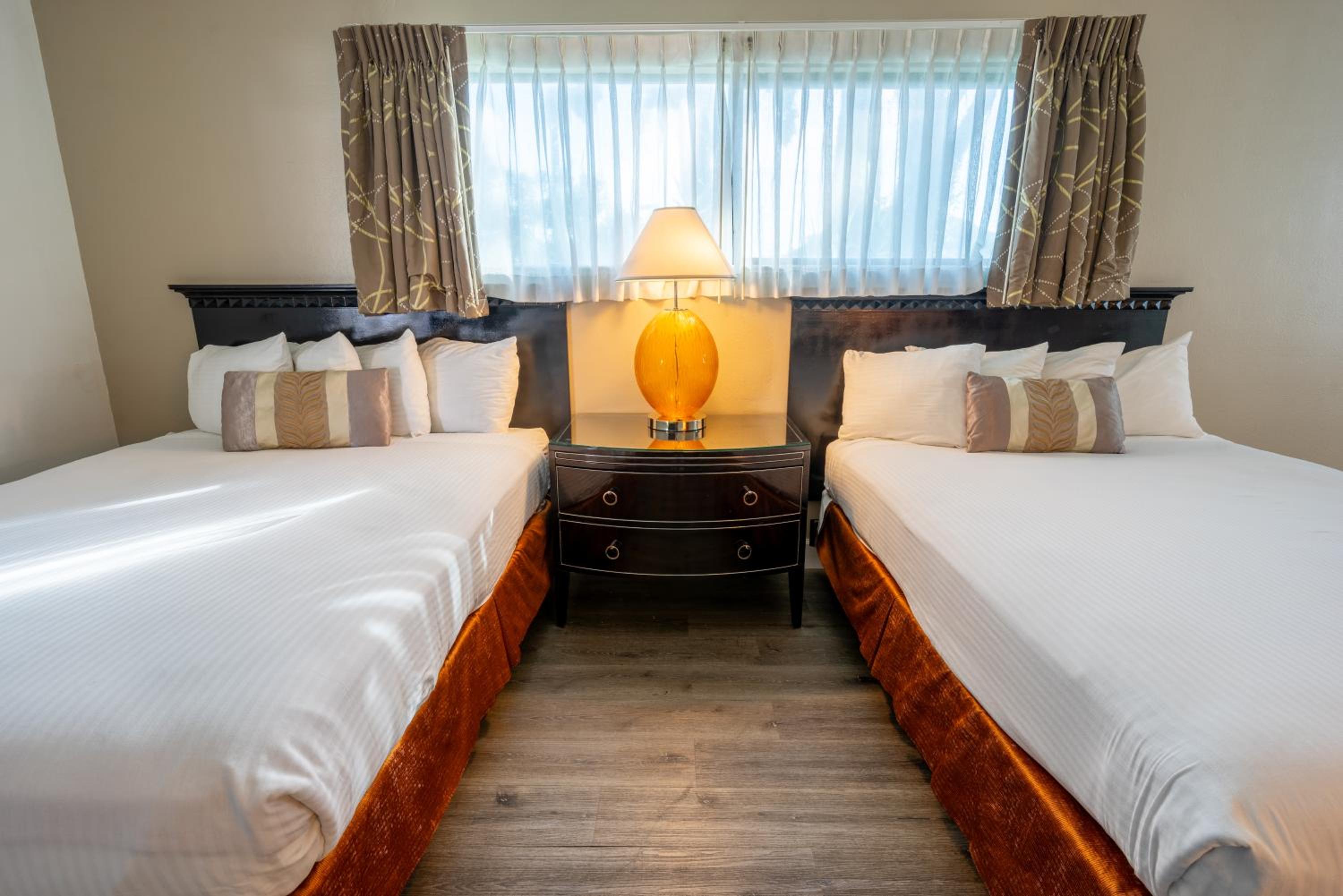Queen Room with Two Queen Beds - Photo 2