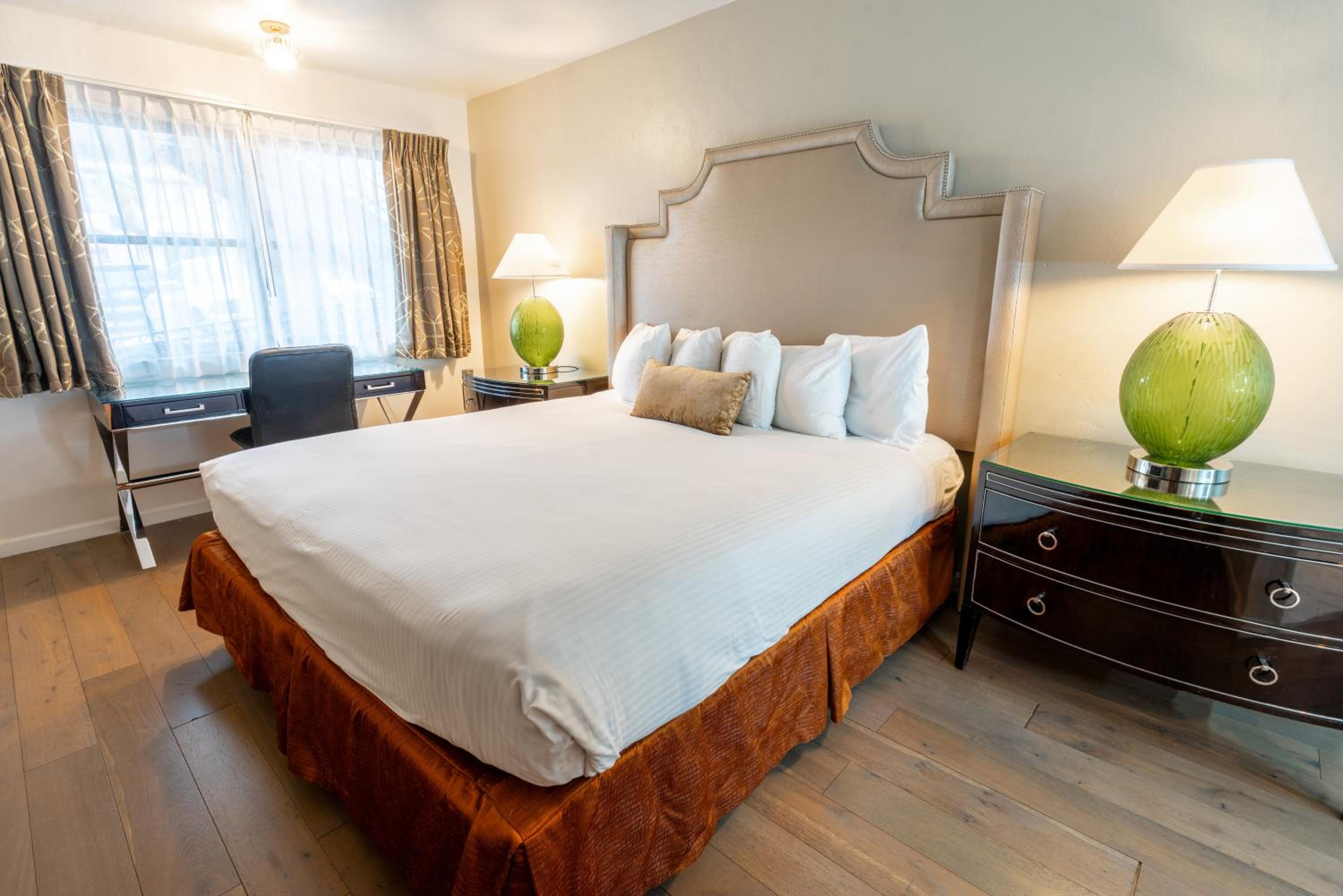 Standard King Room - Photo 2