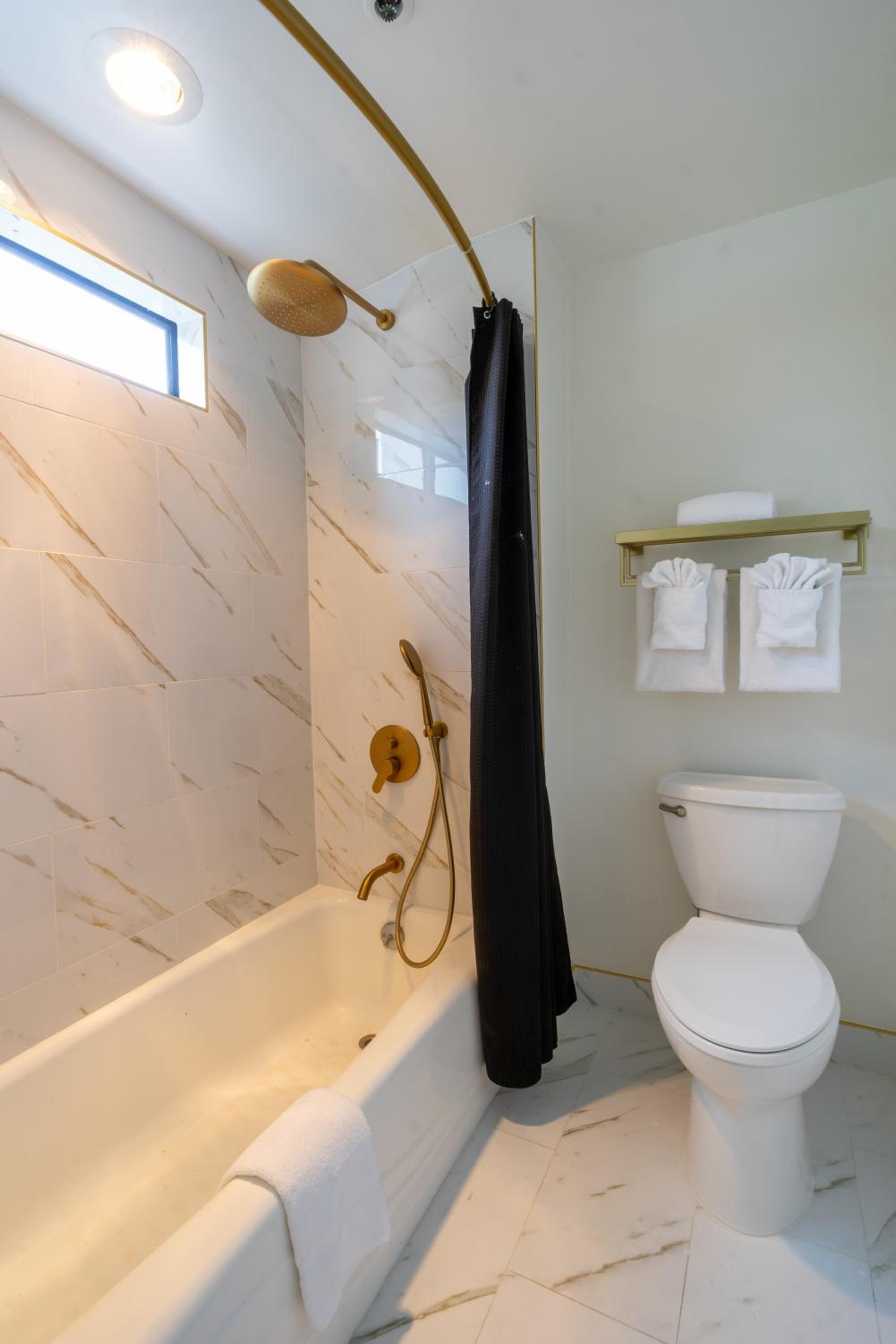 Standard King Room - Photo 4