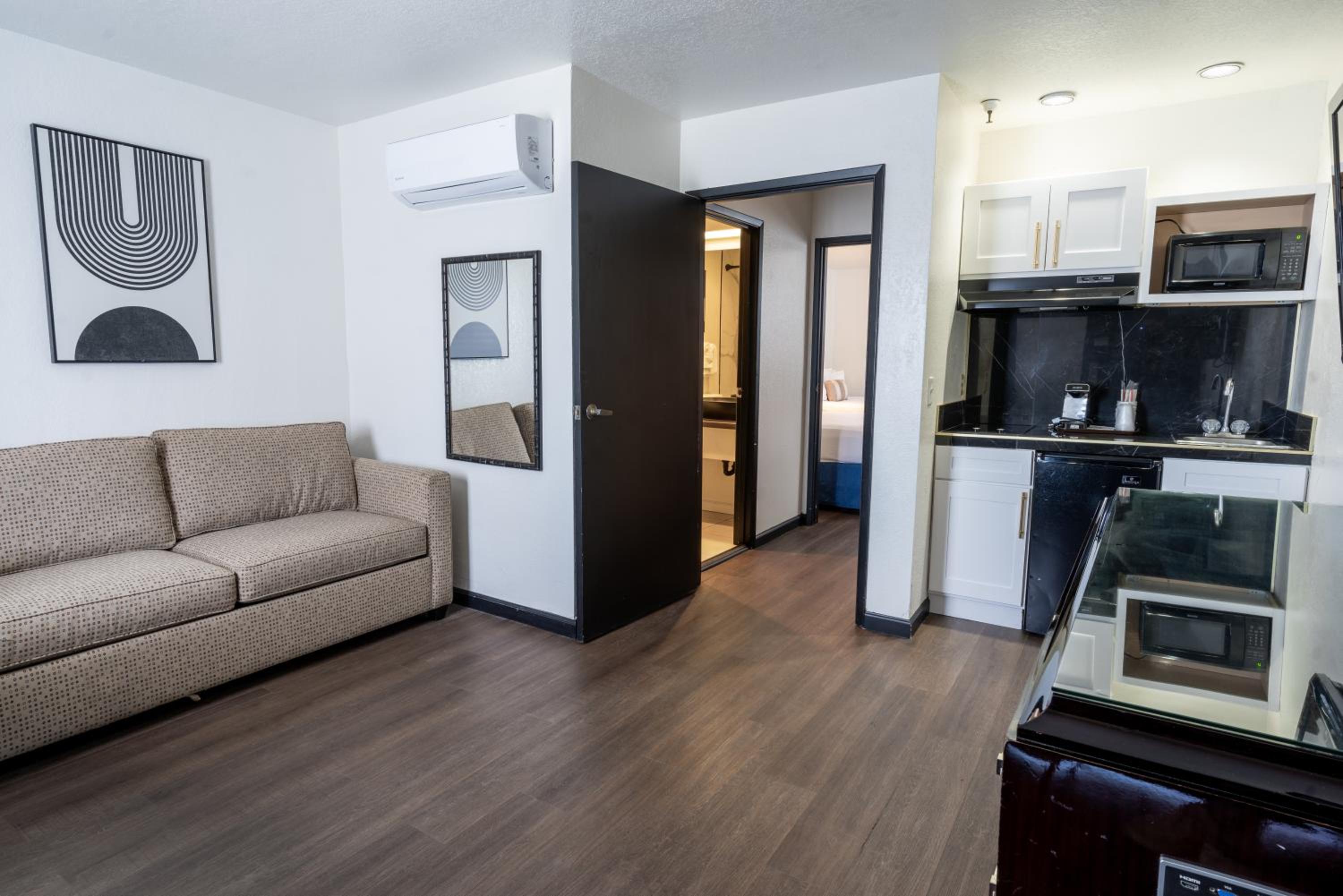 Queen Suite - Photo 3