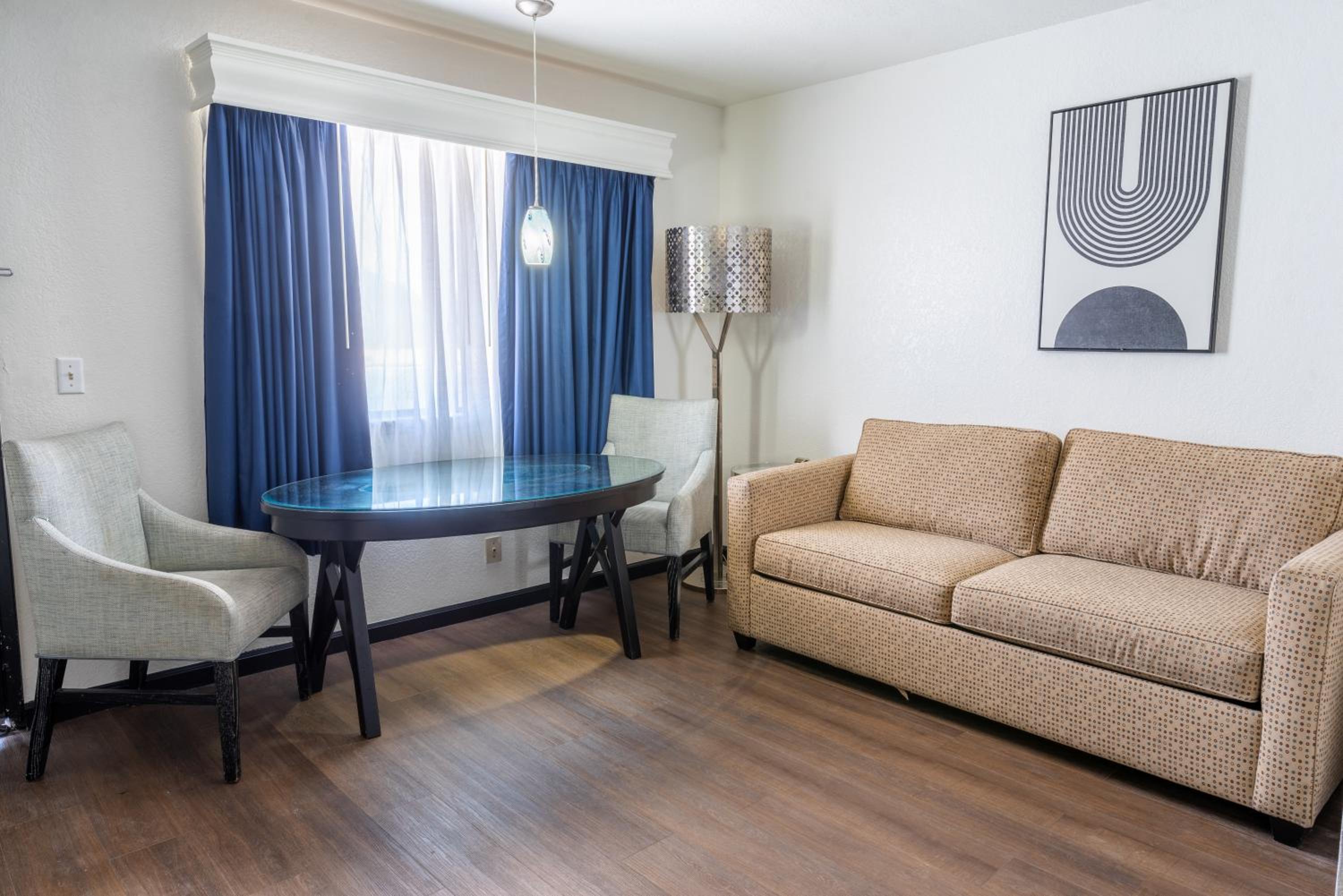 Queen Suite - Photo 2