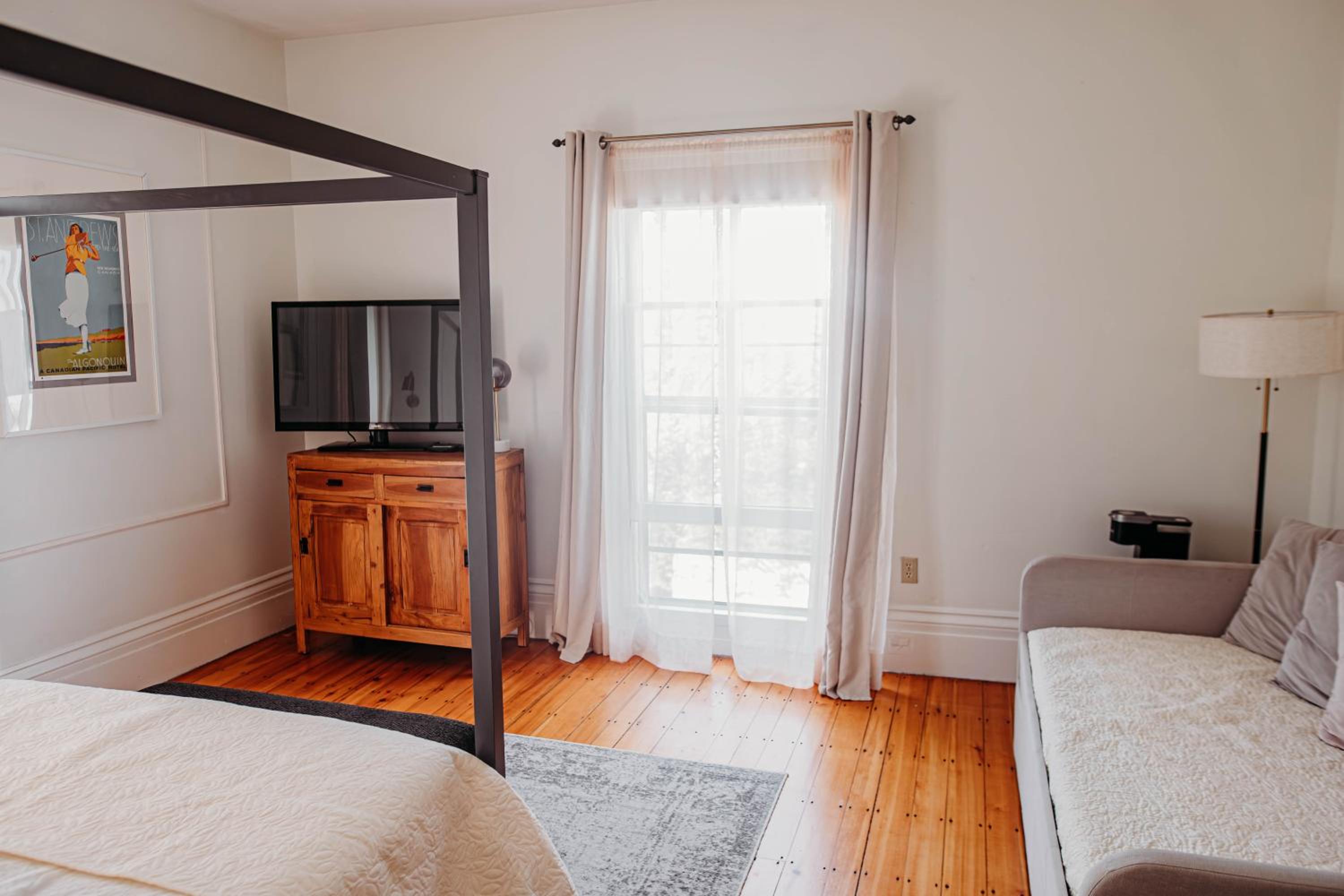 Deluxe Queen Room - Photo 11