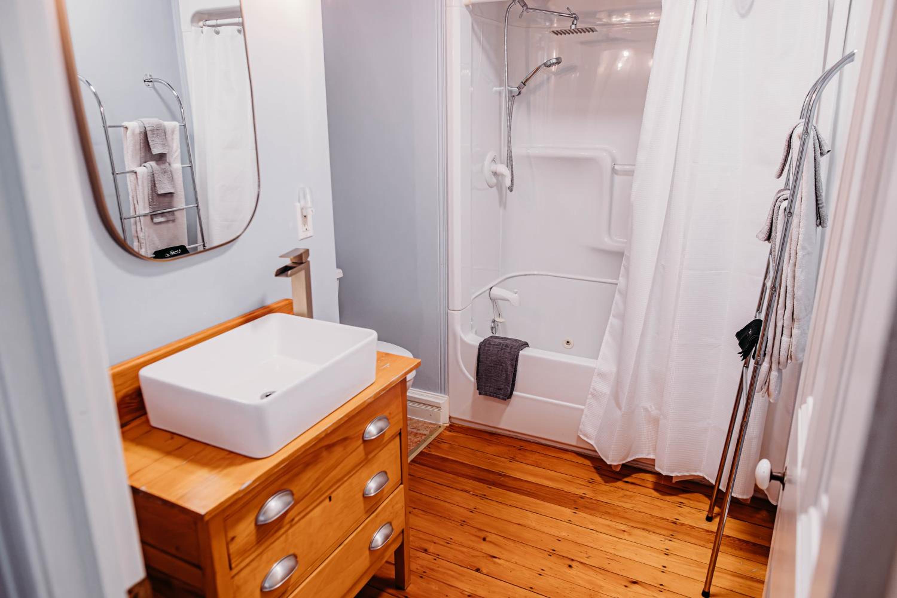 Deluxe Queen Room - Photo 8