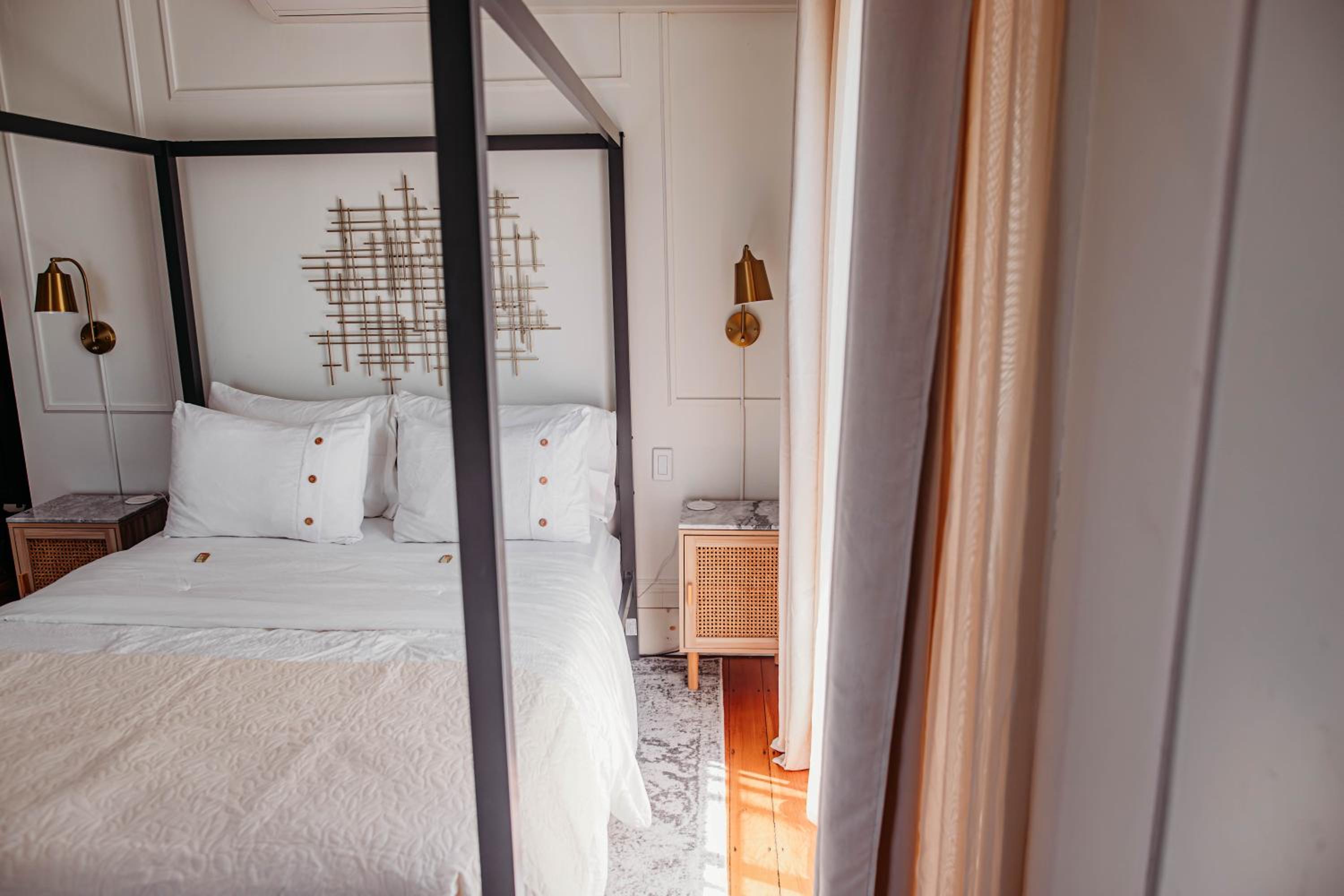 Deluxe Queen Room - Photo 10