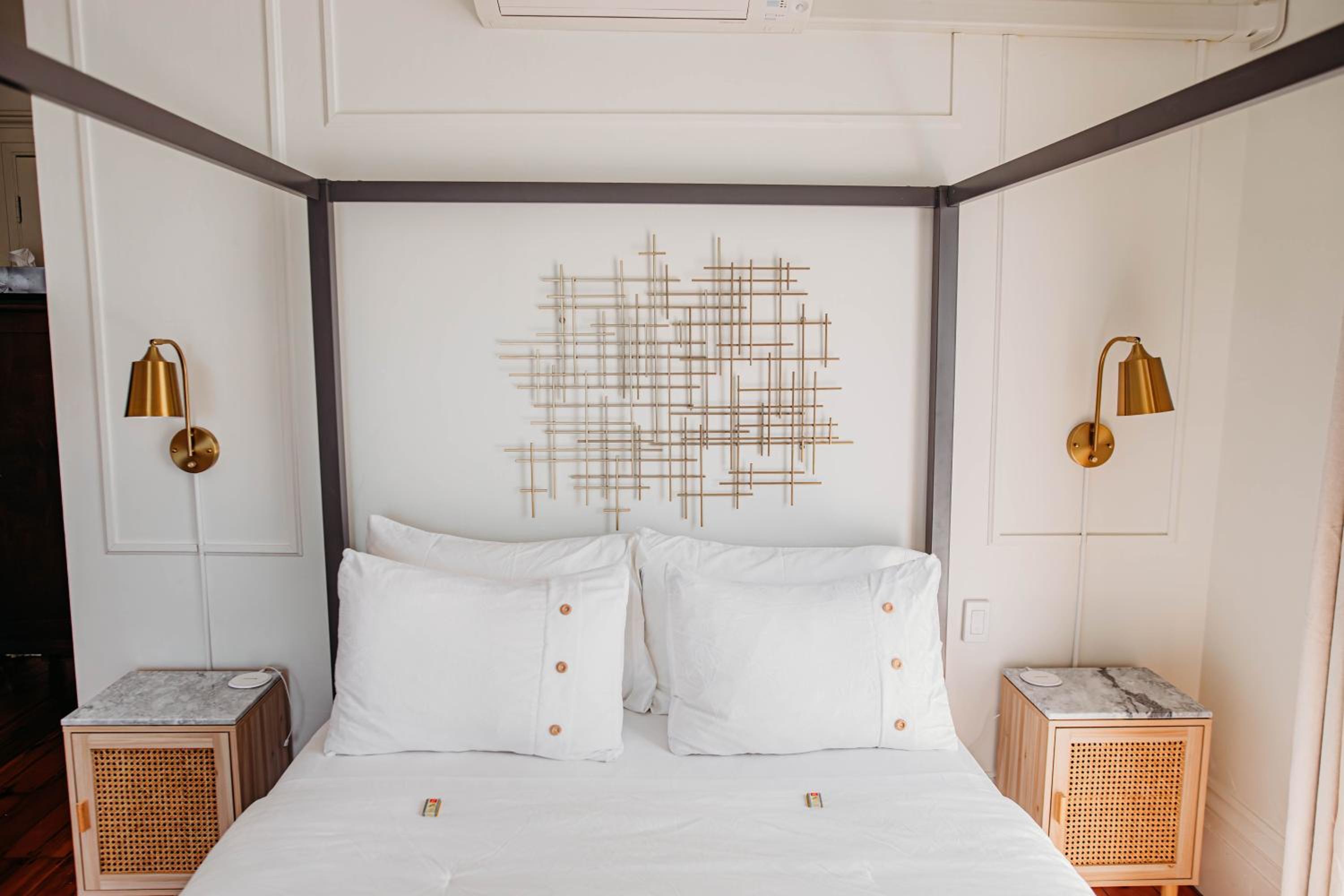 Deluxe Queen Room - Photo 12