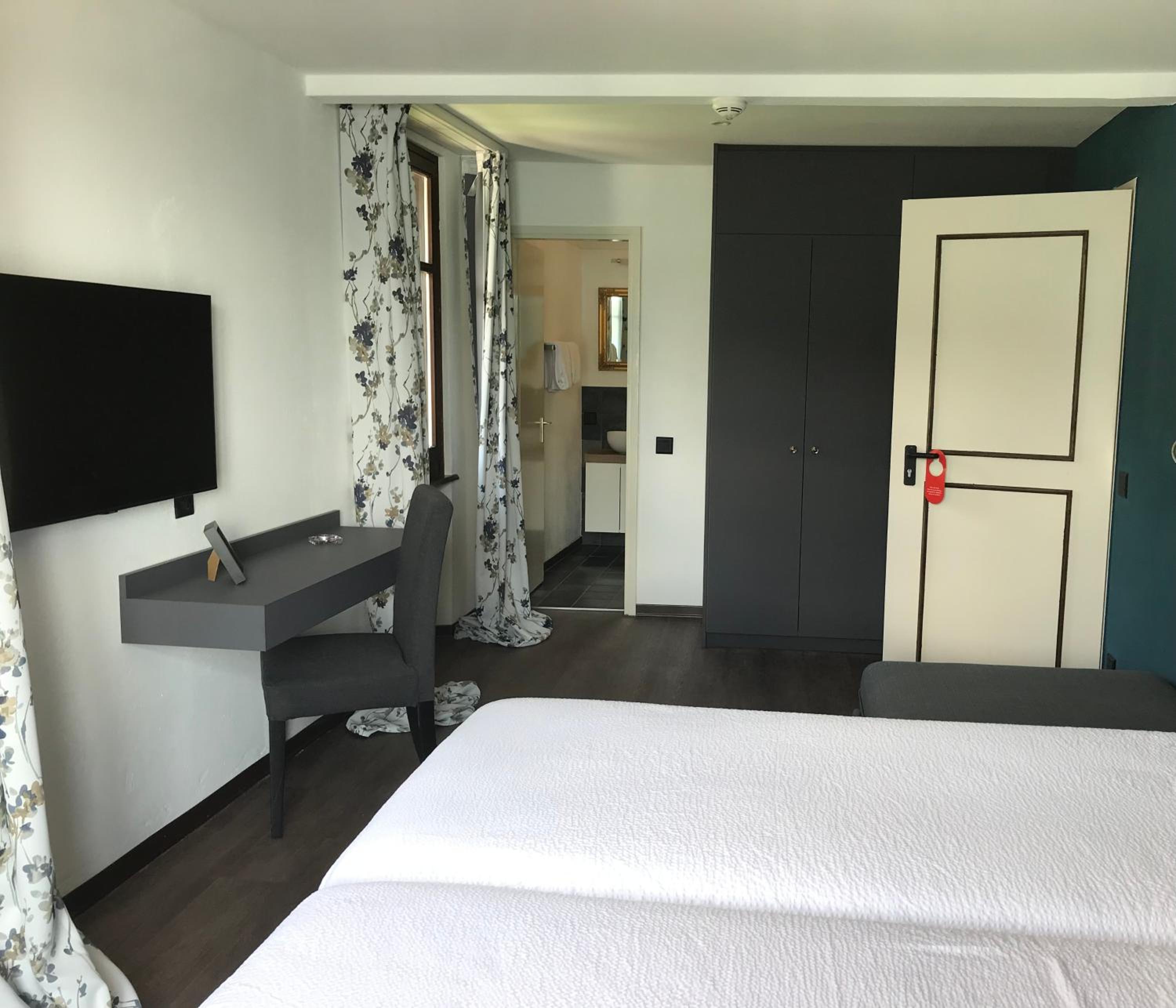 Twin Room with Balcony - Photo 5