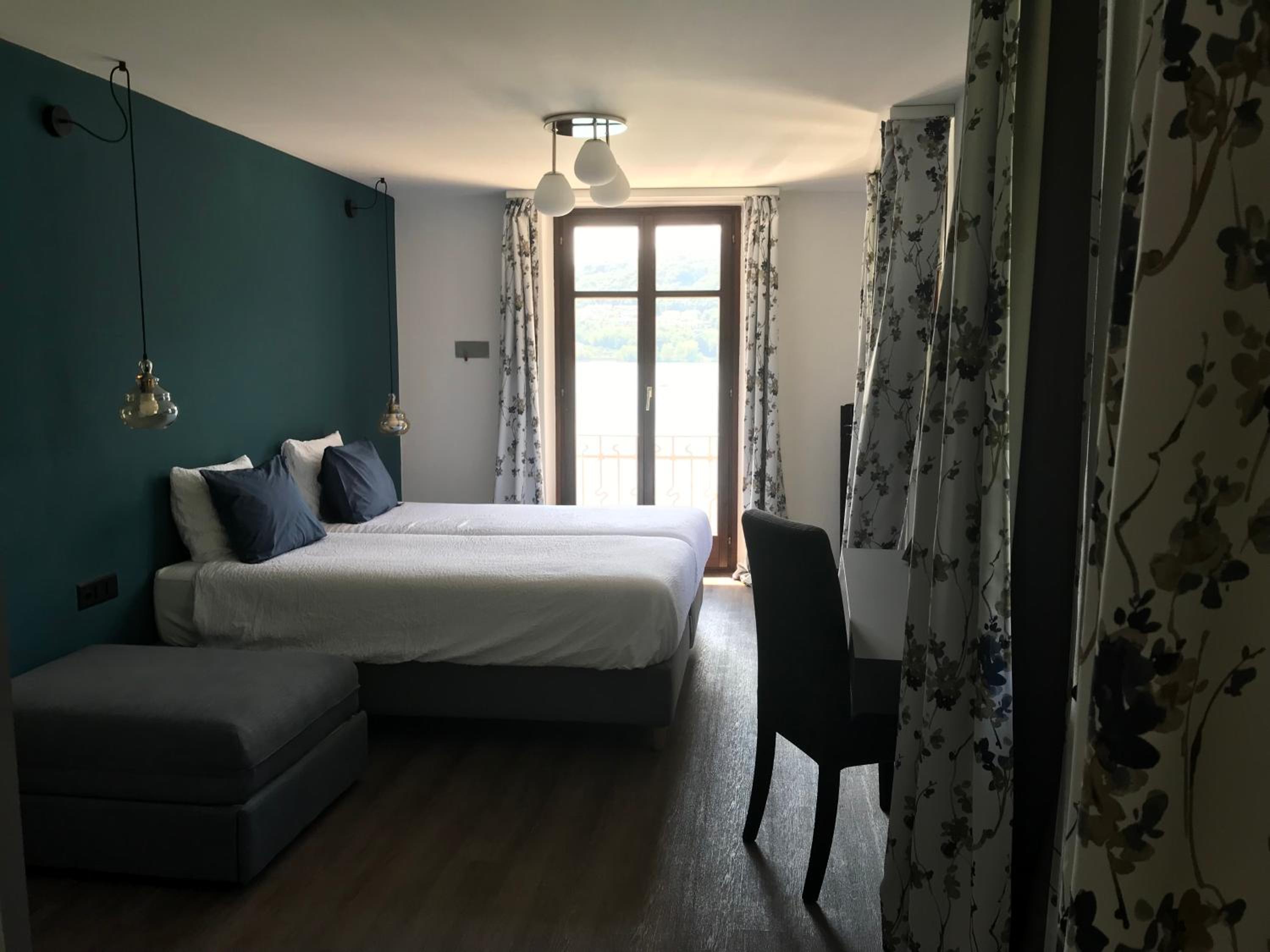 Twin Room with Balcony - Photo 6