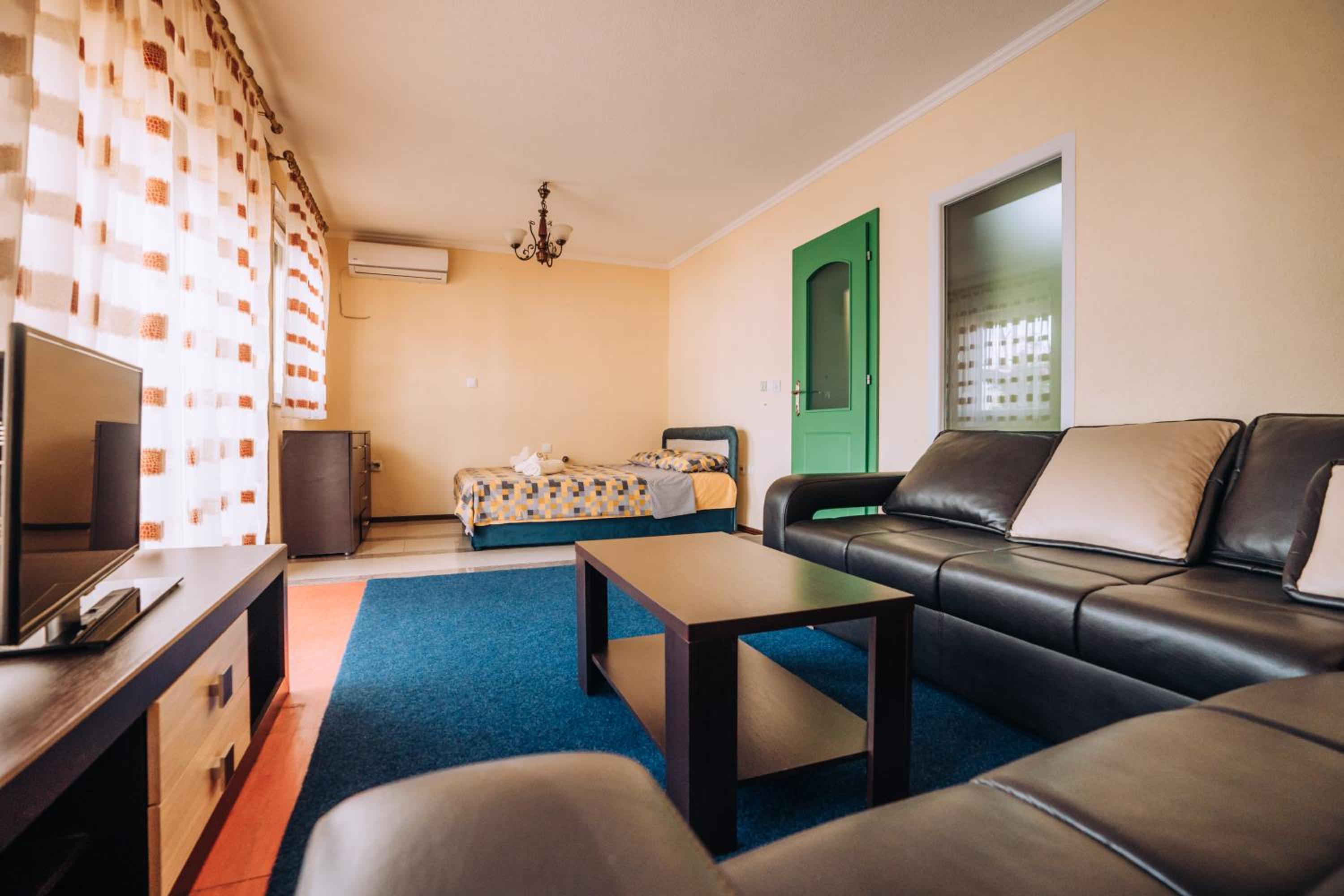 Two-Bedroom Apartment with Lake View photo 2