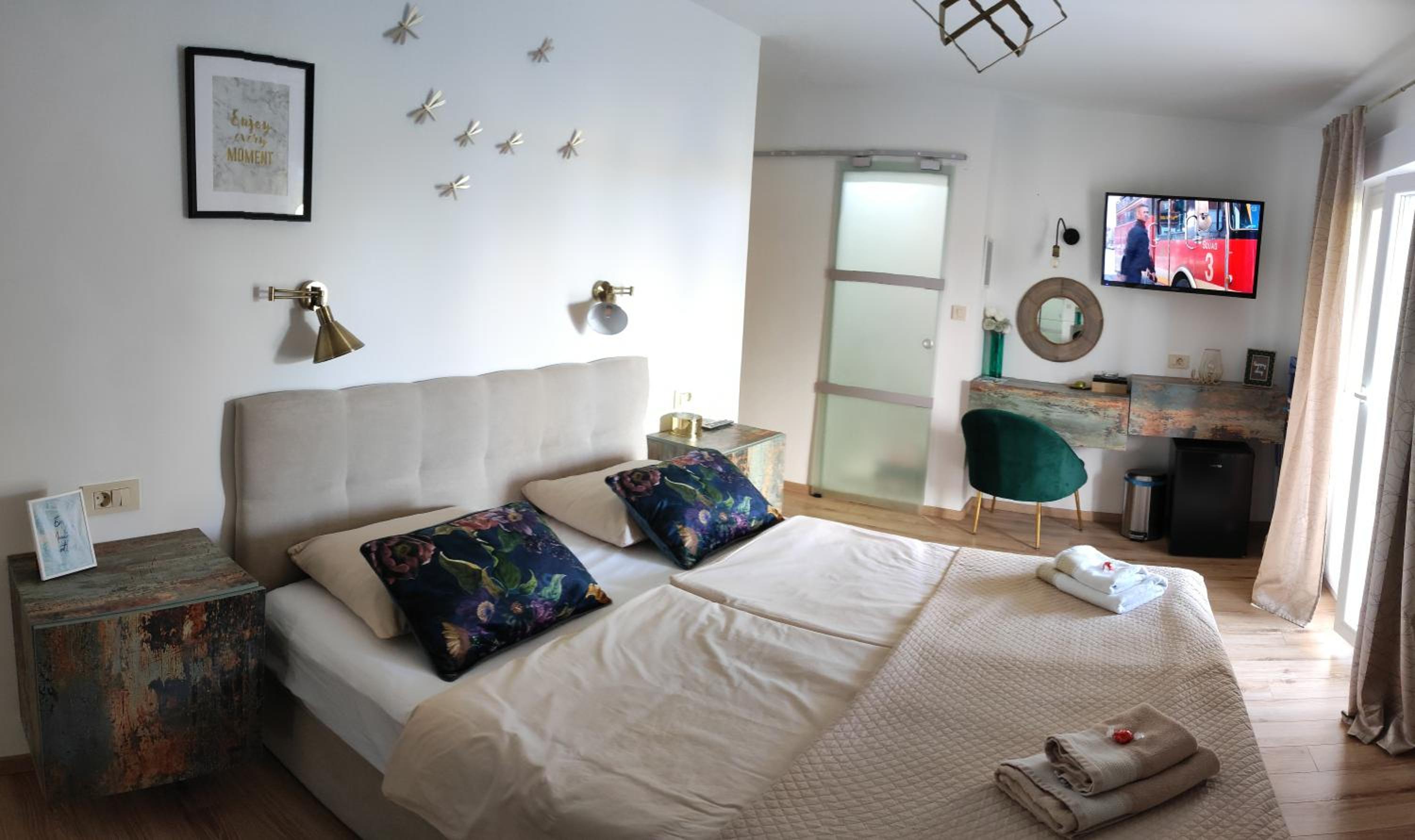 Deluxe Double Room with Side Sea View