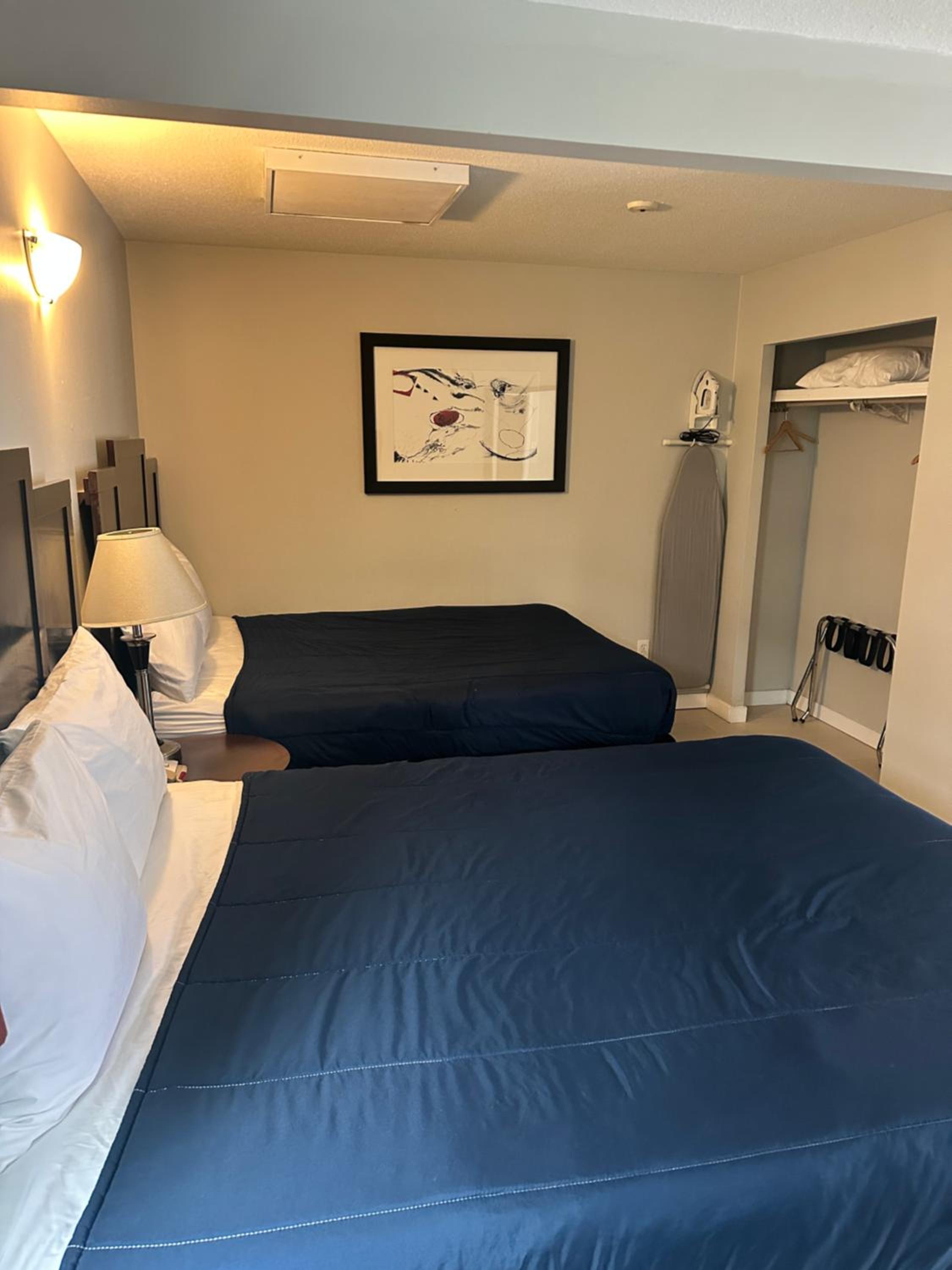 Queen Room with Two Queen Beds - Non-Smoking photo 3
