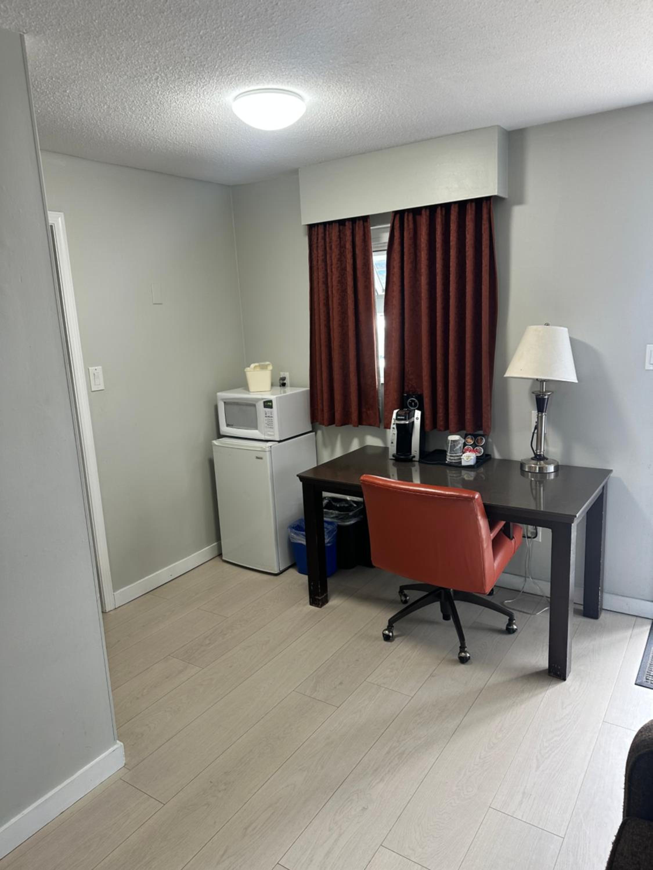 Queen Room with Two Queen Beds - Non-Smoking photo 2
