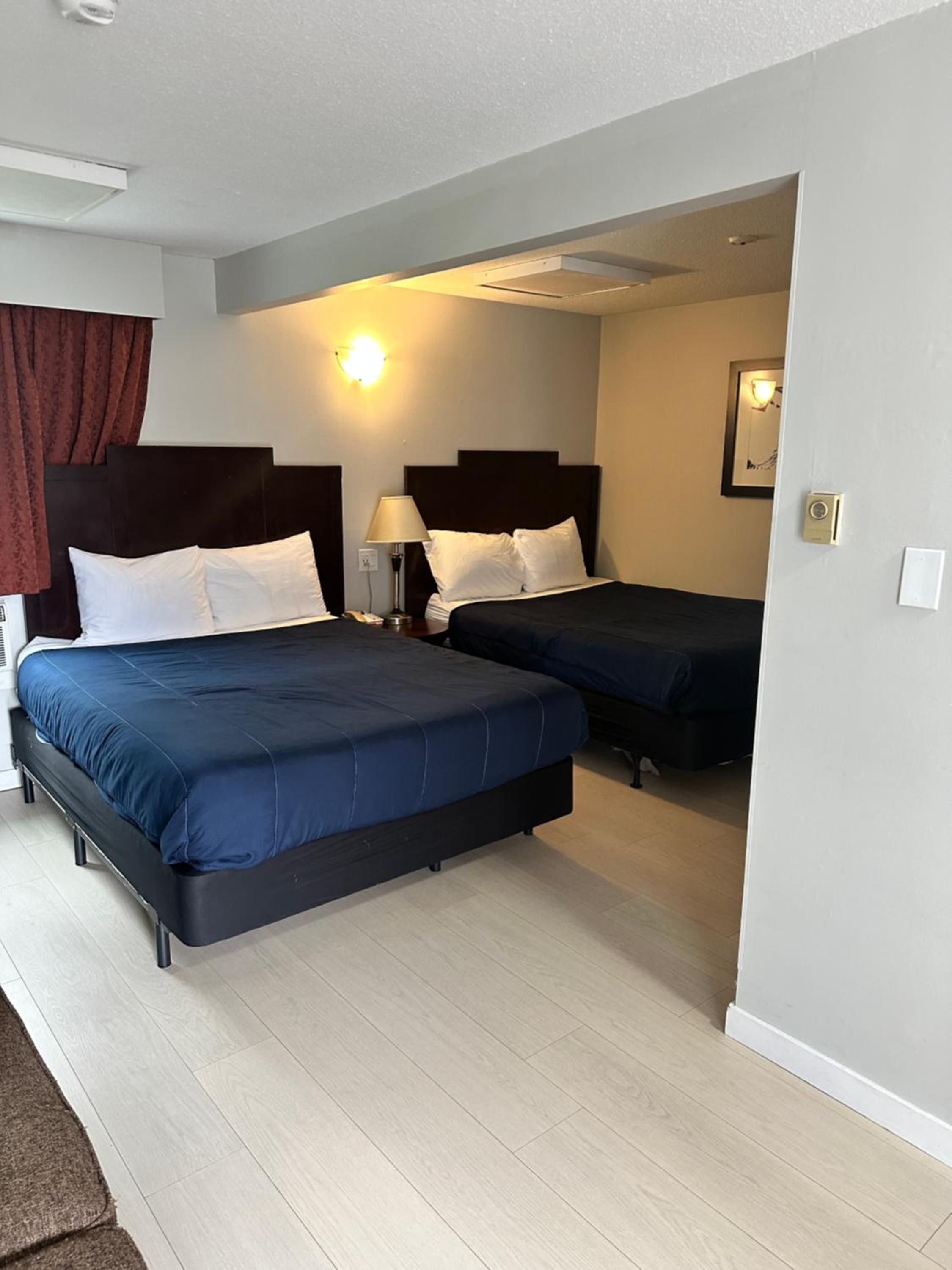 Queen Room with Two Queen Beds - Non-Smoking photo 1