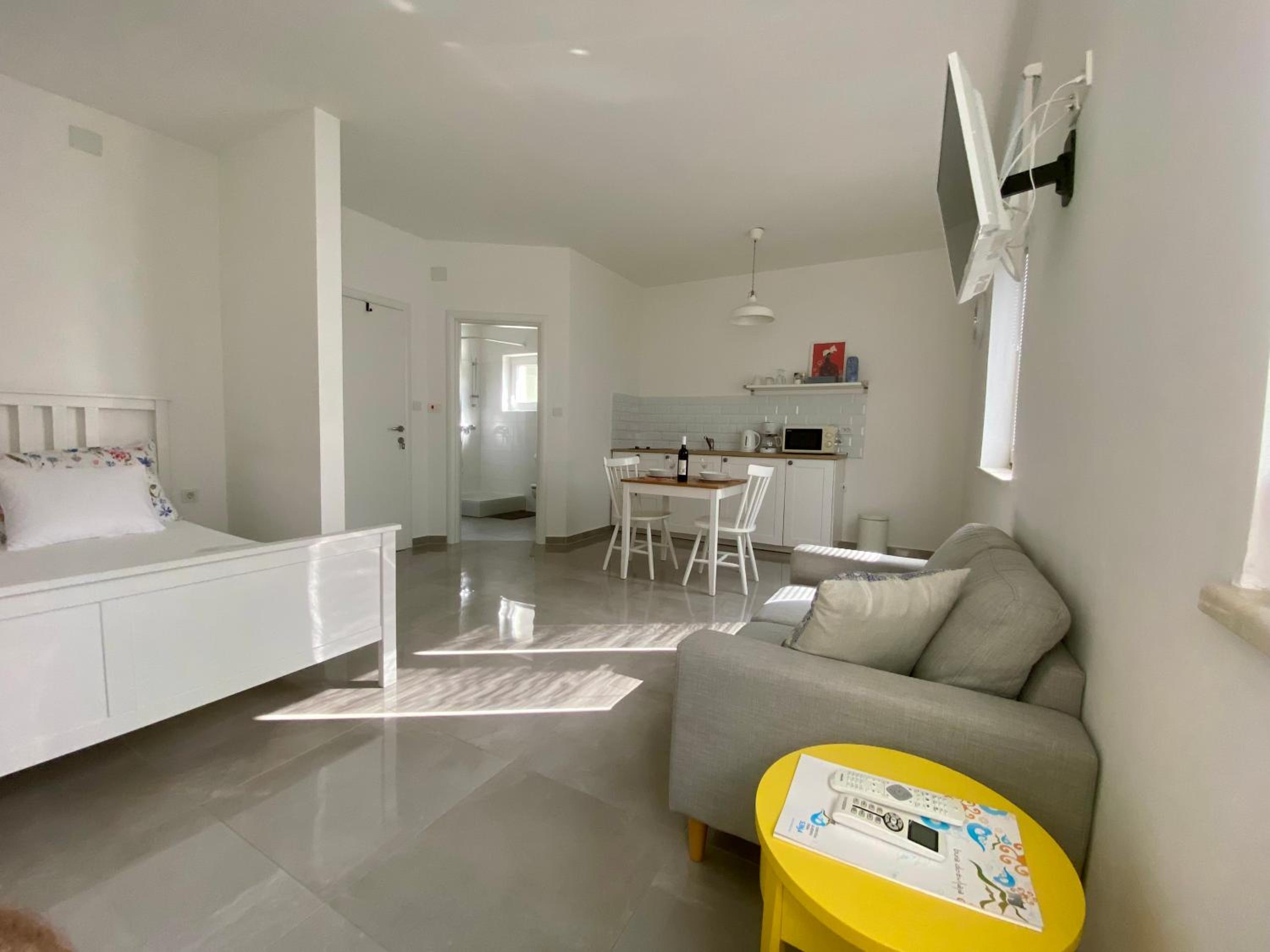 Studio Apartment - Photo 1