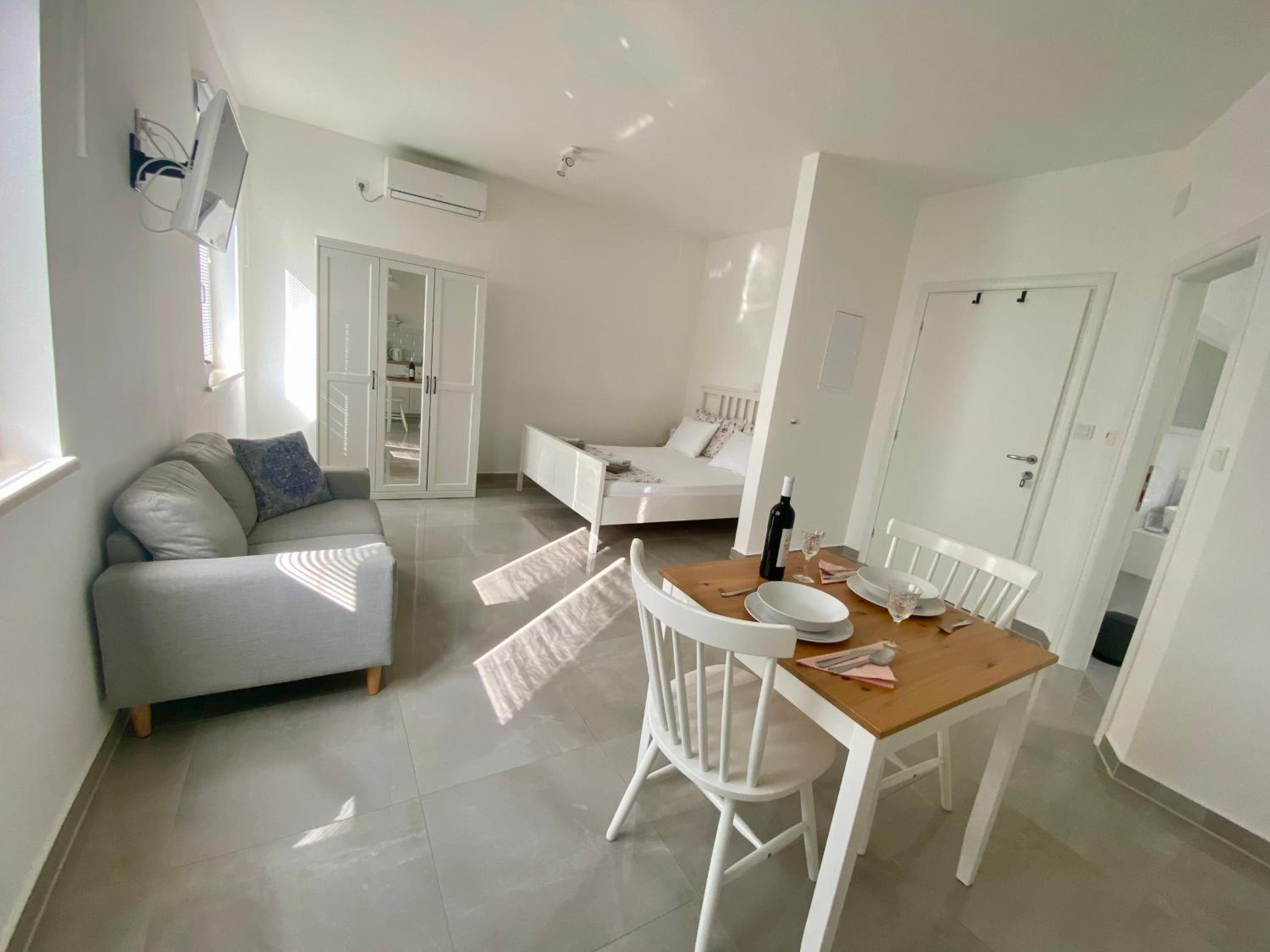 Studio Apartment - Photo 9