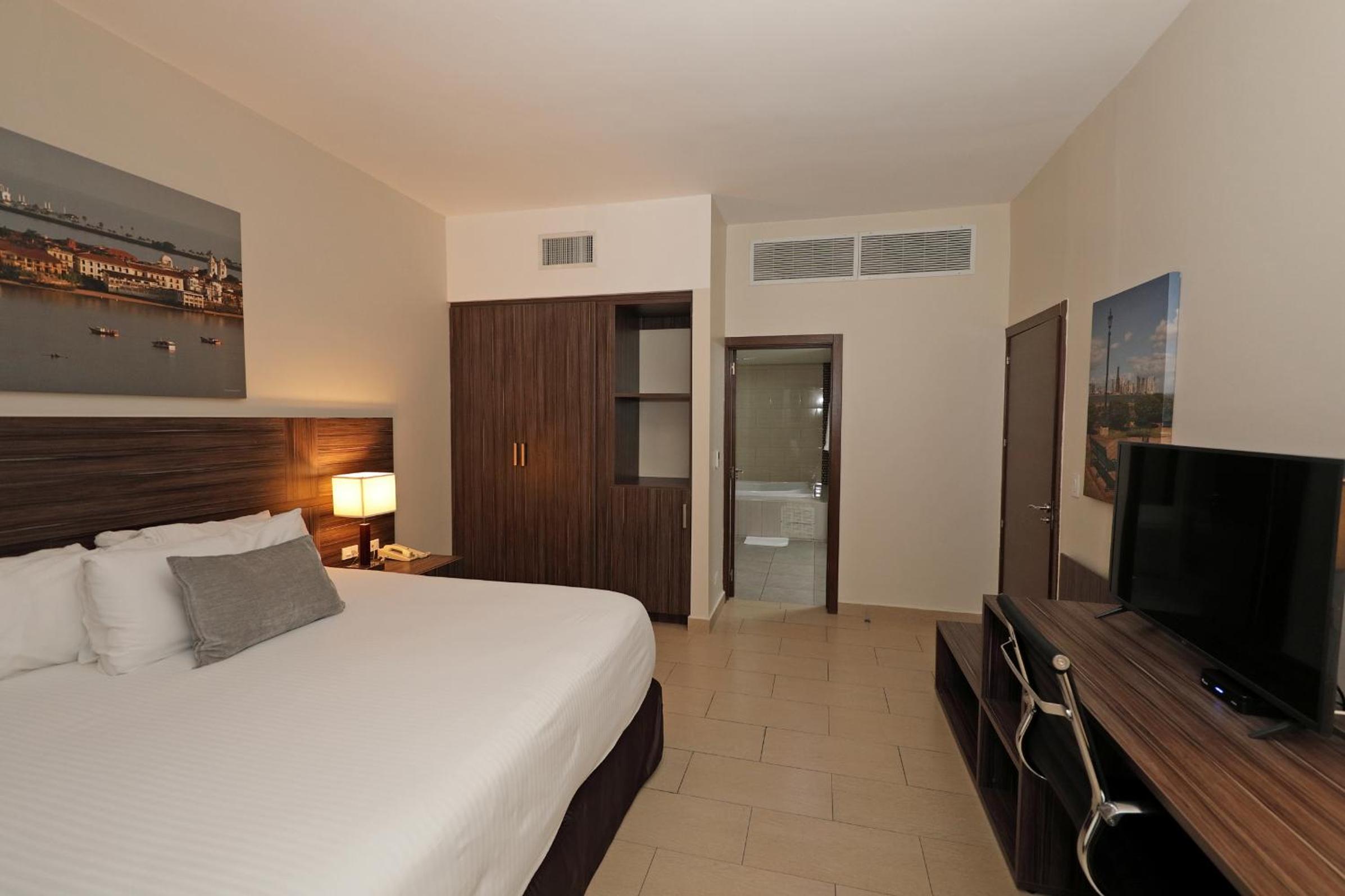 Deluxe Suite with King Bed  photo 2