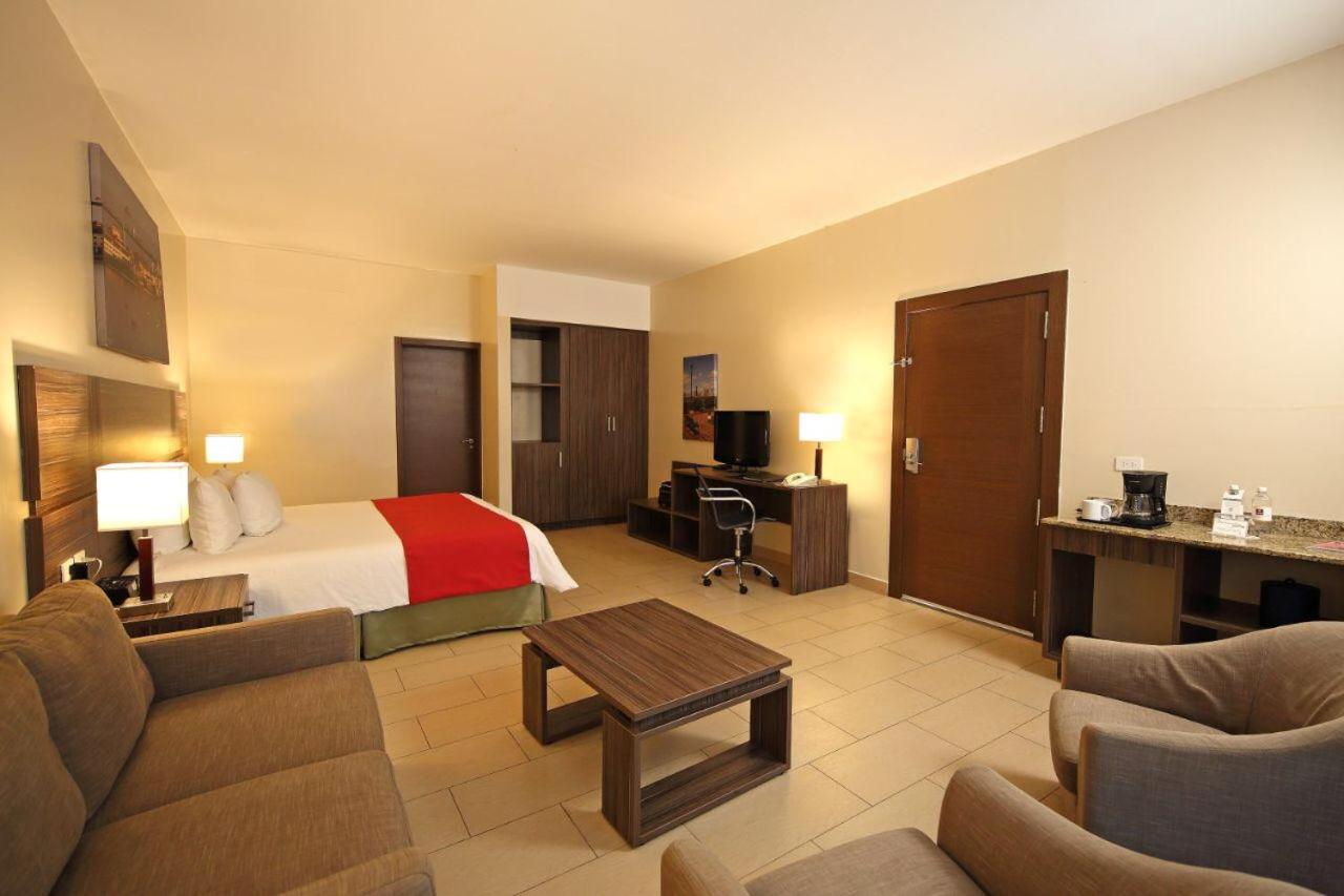 Executive Room with Queen Bed photo 3