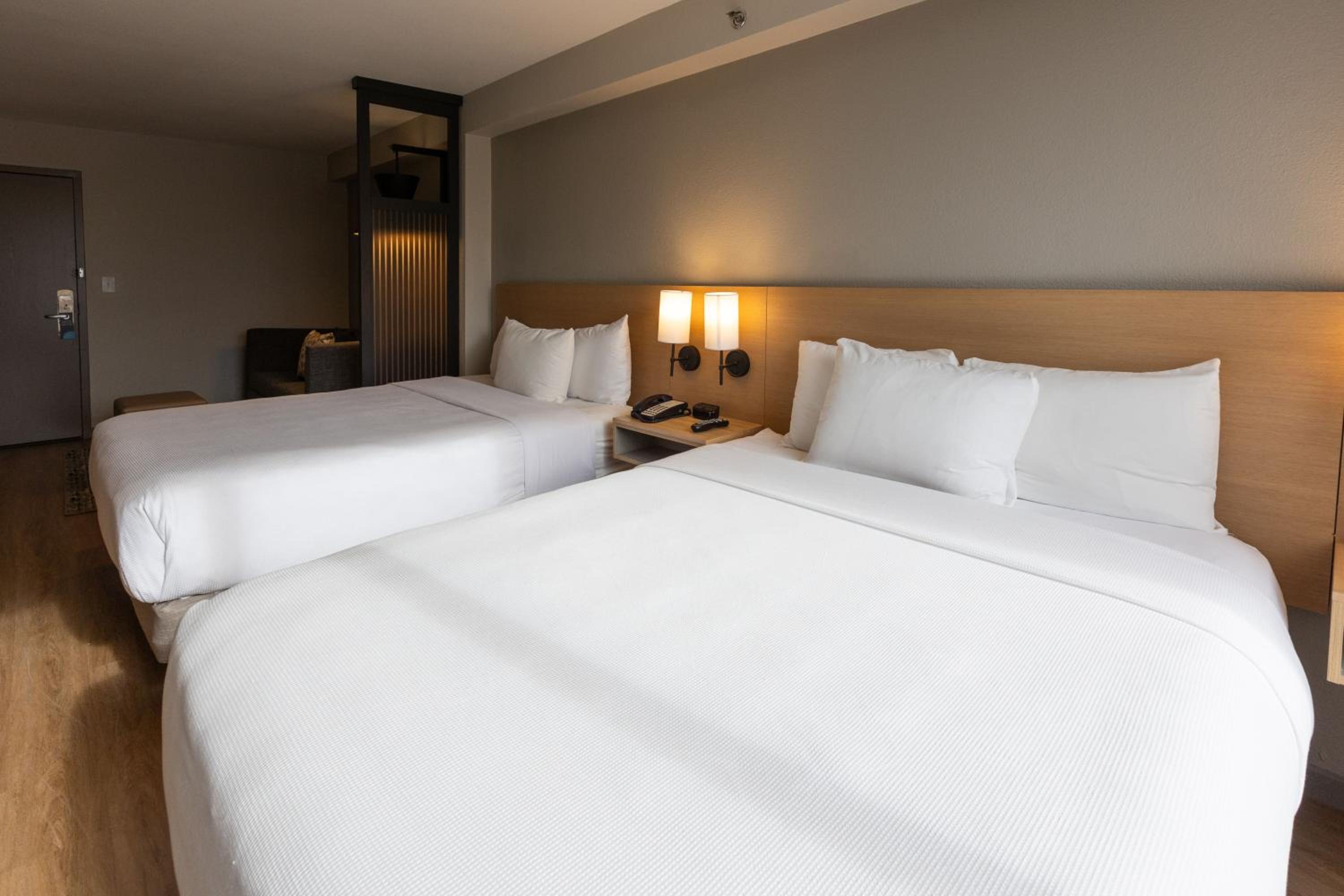Queen Room with Two Queen Beds and Sofa Bed - Photo 3