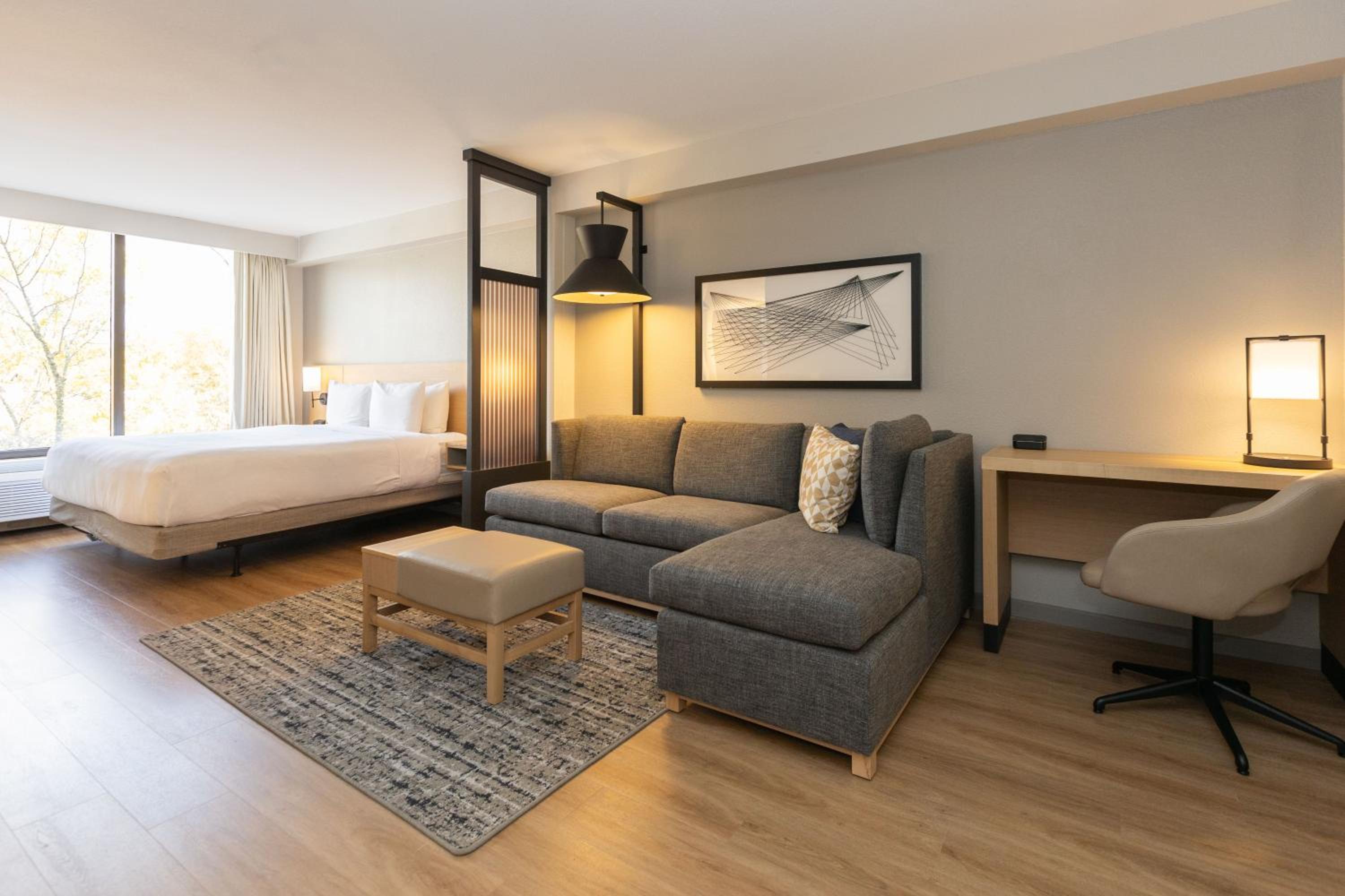 King Room with Sofa Bed - Photo 3