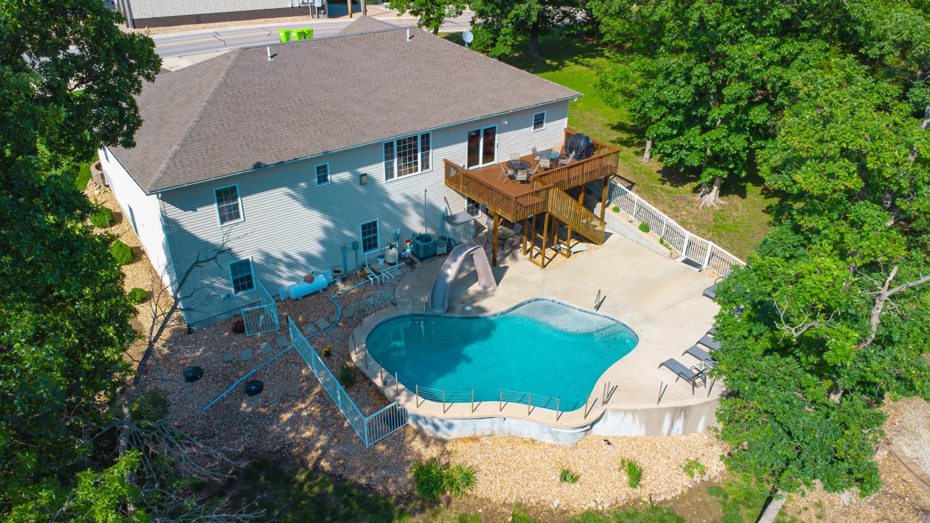 Six-Bedroom House photo 3
