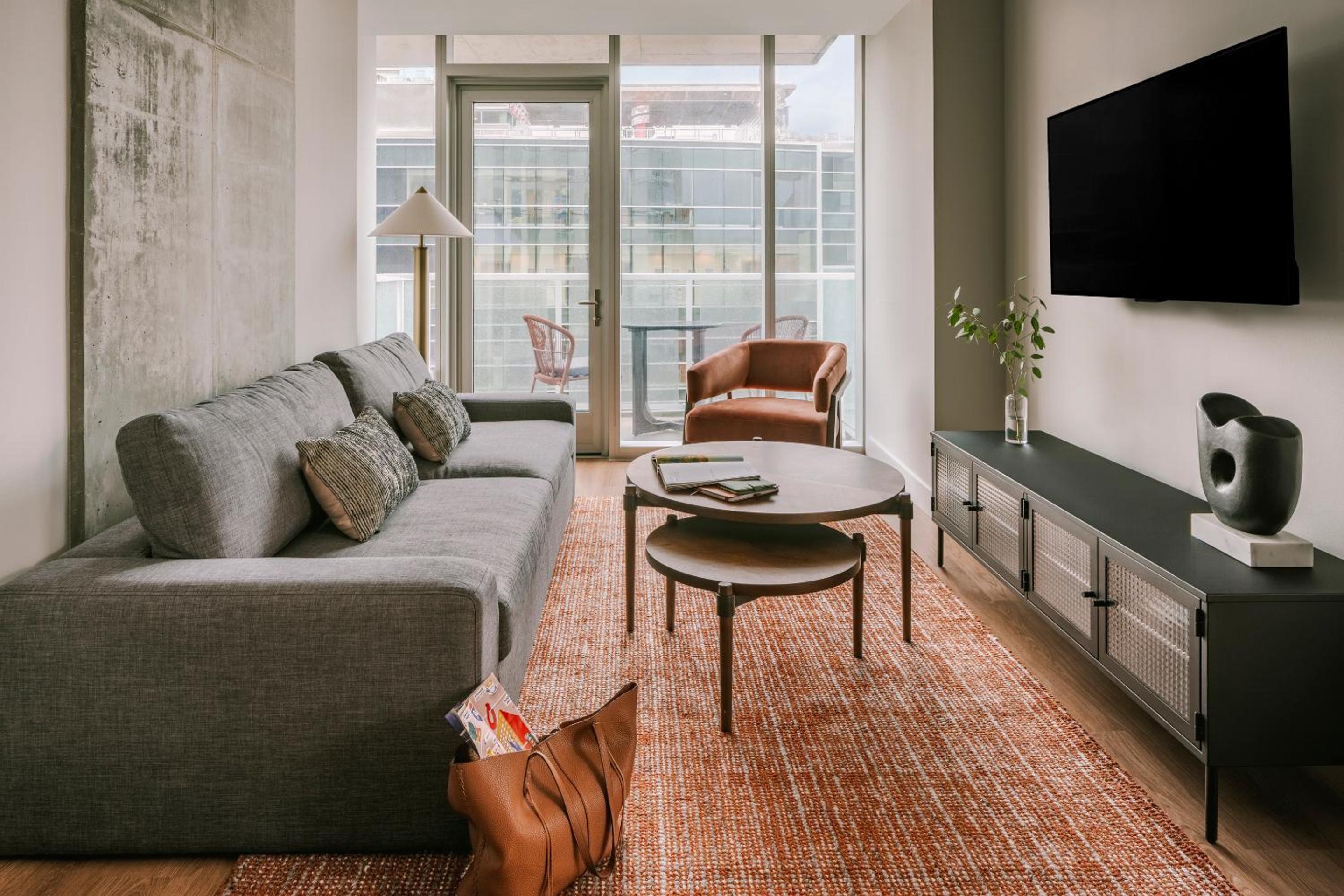 Deluxe One-Bedroom Apartment With City View photo 1