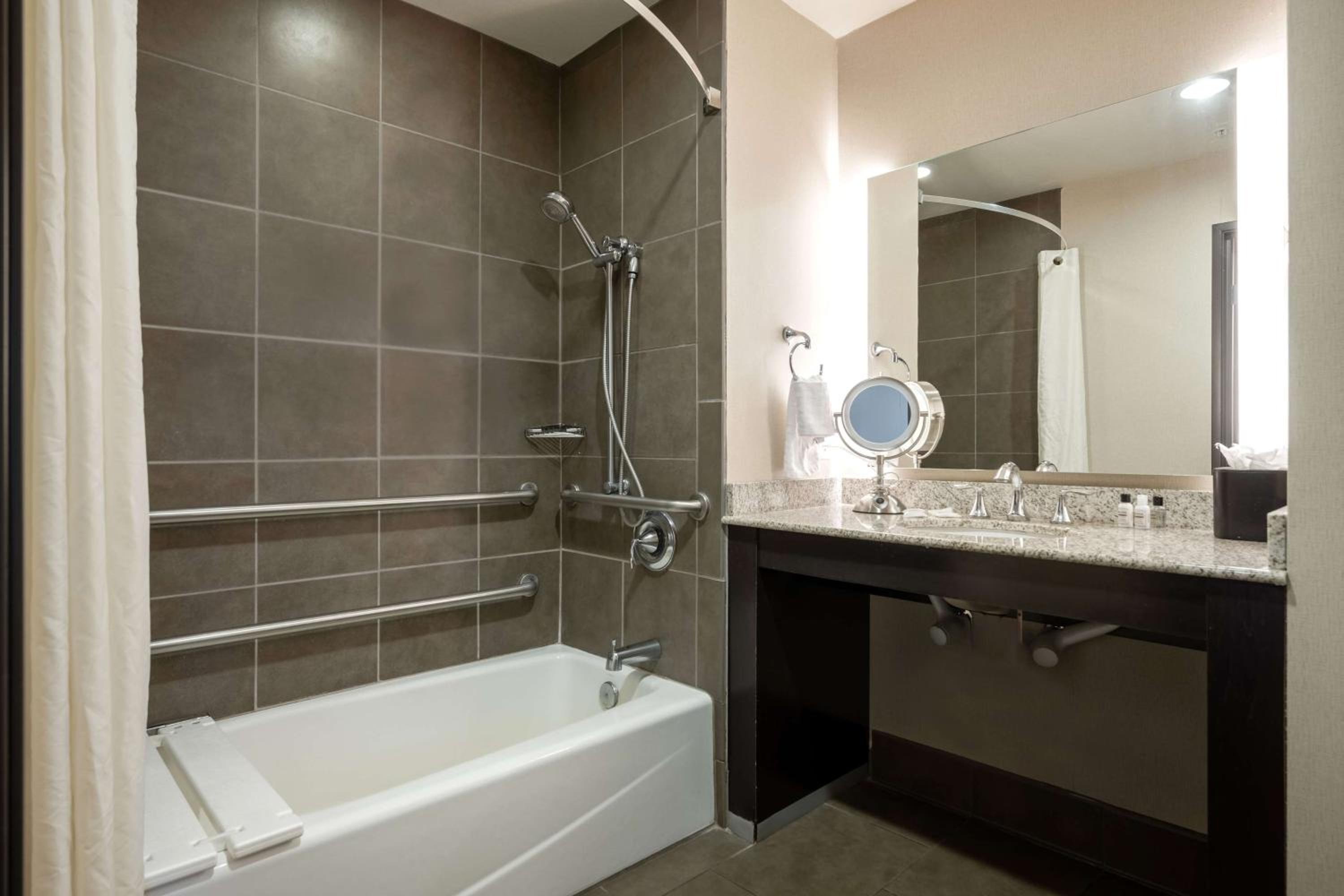 King Room With Bathtub - Disability Access/Non-Smoking photo 3