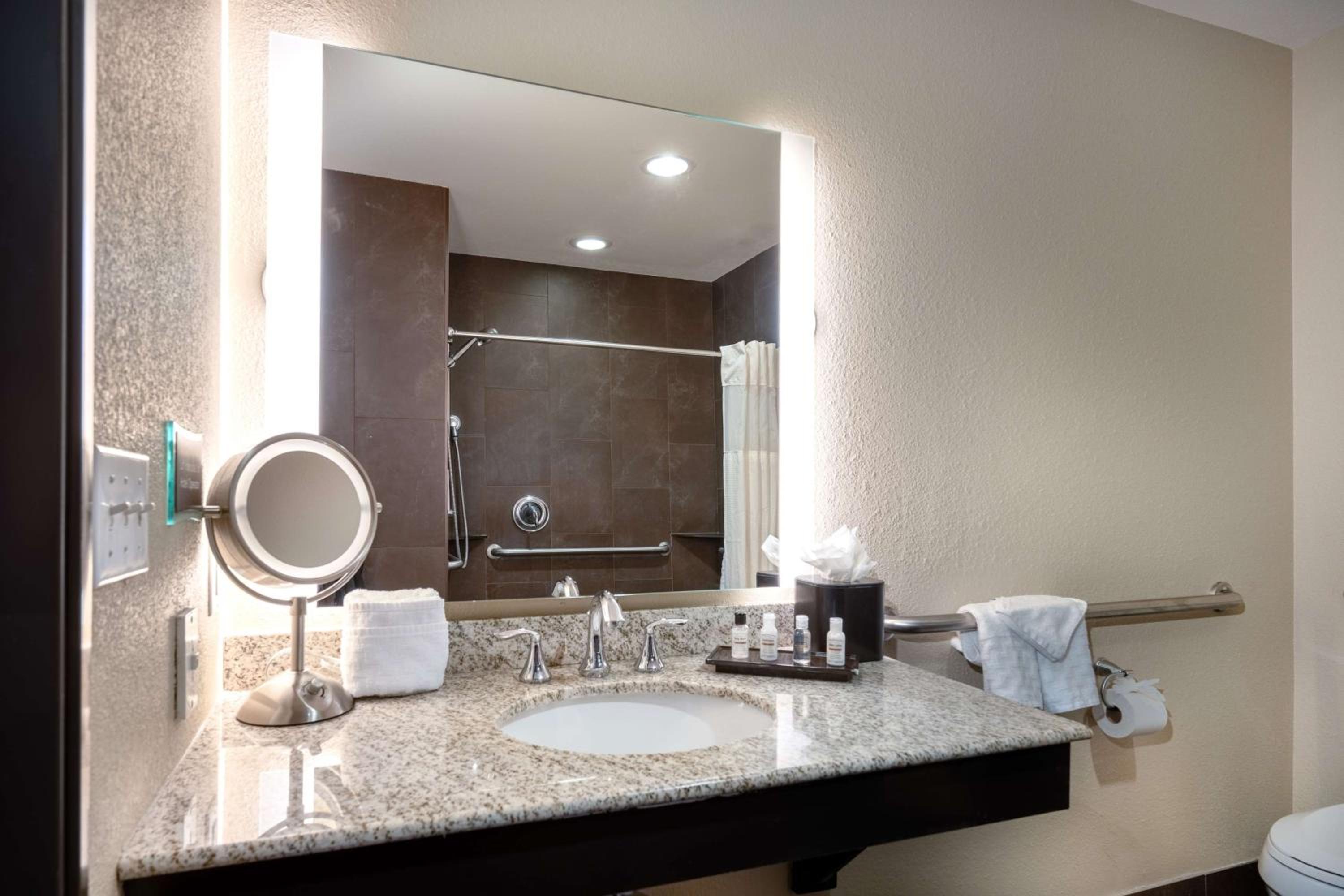 King Room With Bathtub - Disability Access/Non-Smoking photo 2