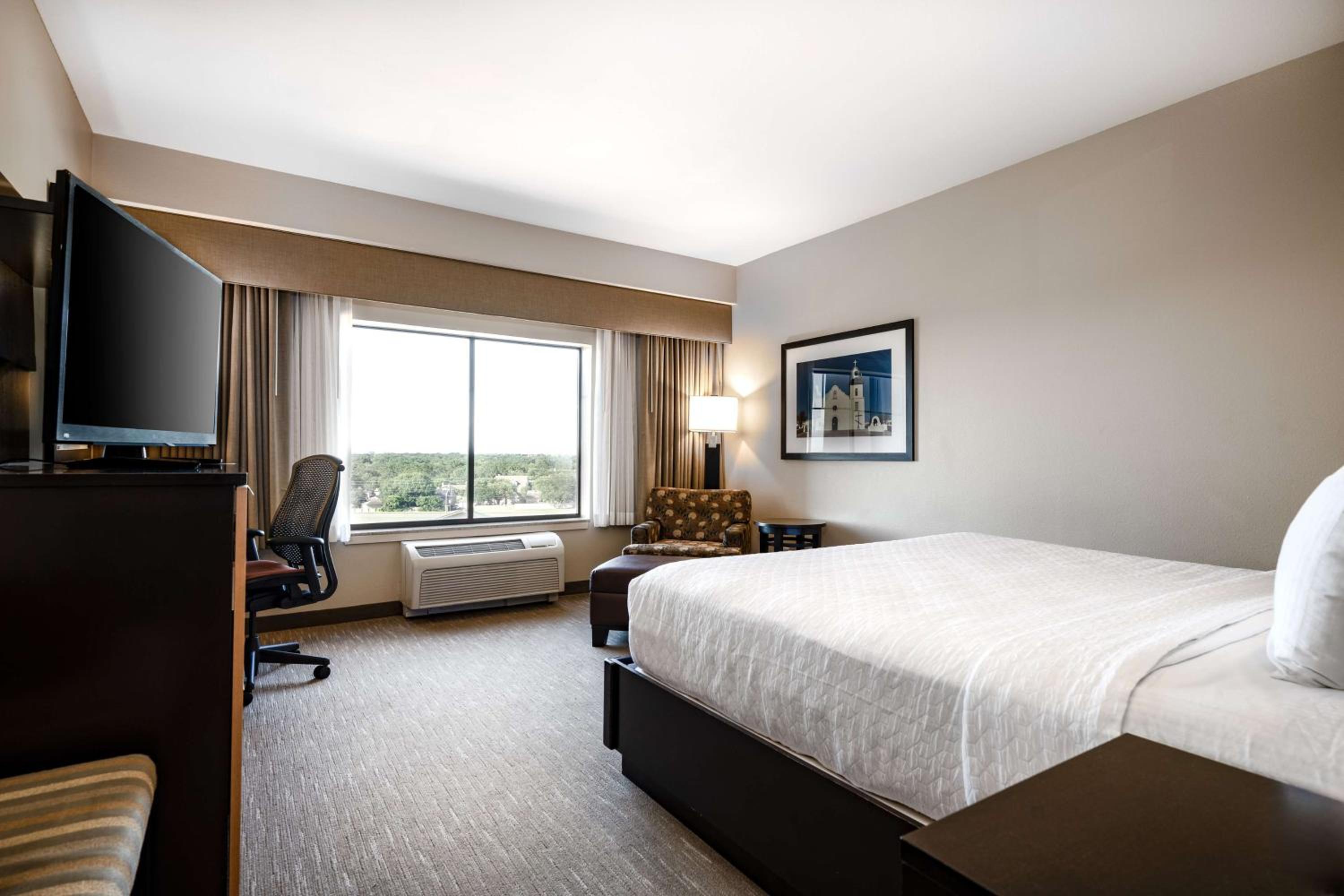King Room With Roll-In Shower - Disability Access/Non-Smoking photo 1