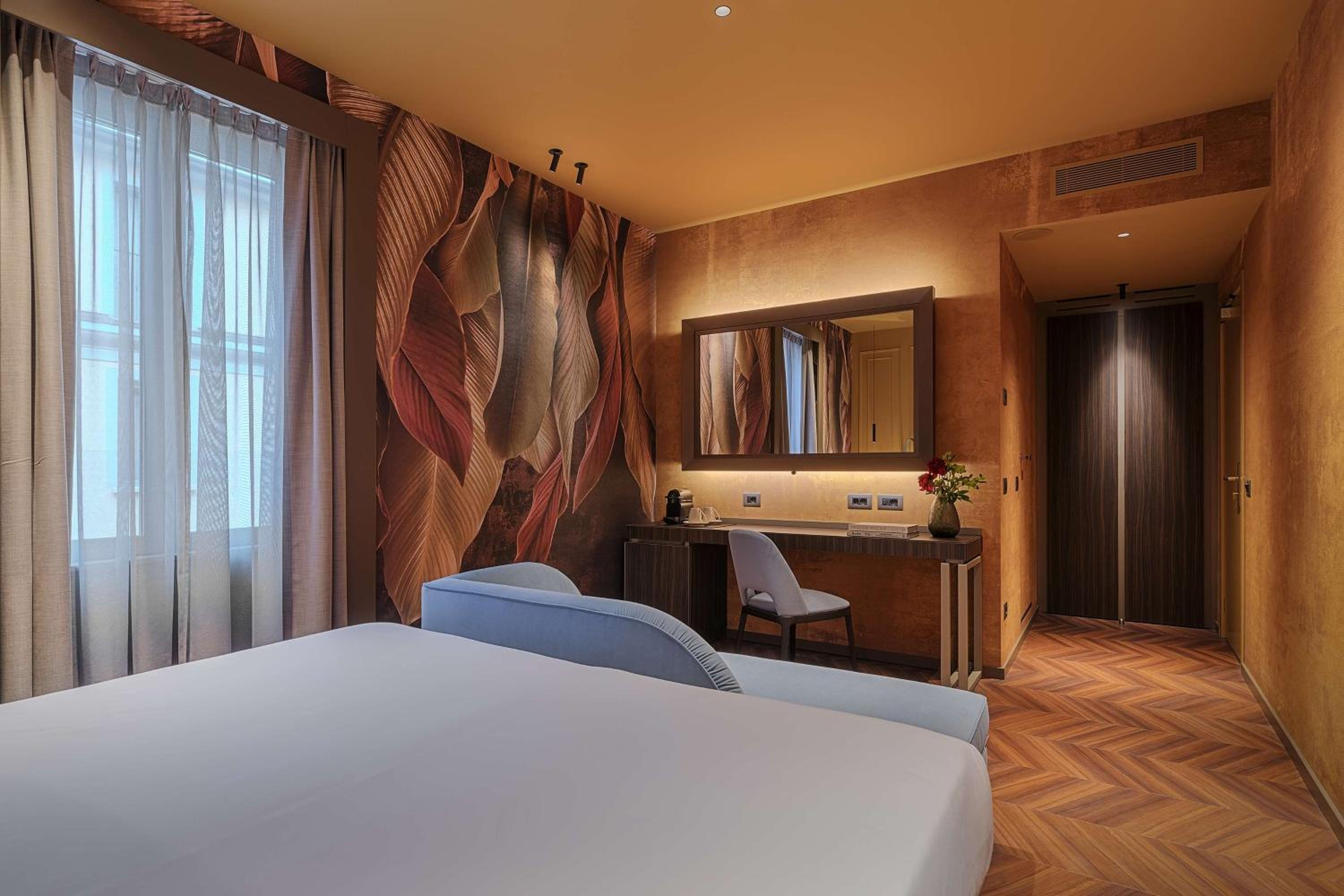 Executive King Room thumbnail 5