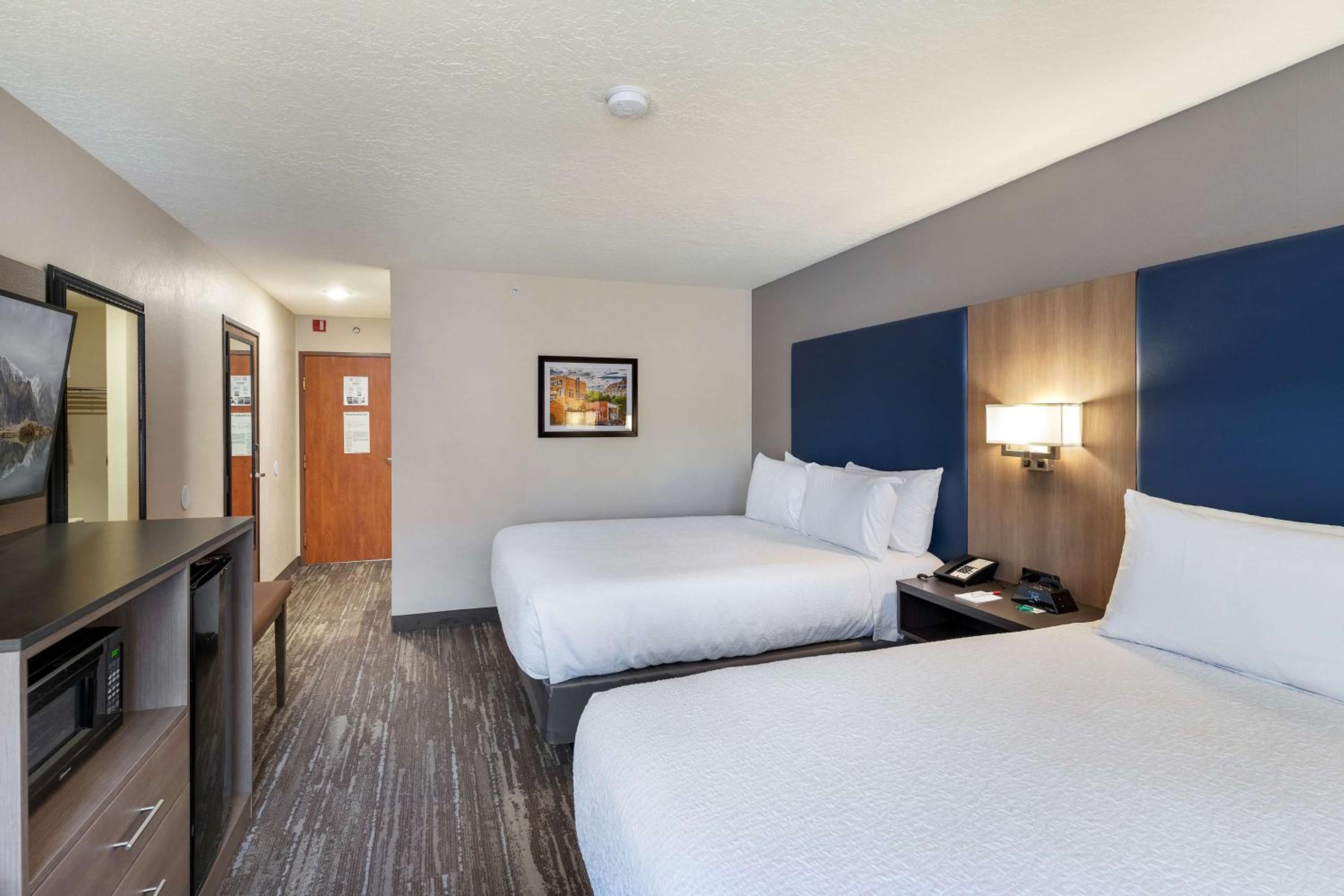 Queen Room with Two Queen Beds - Non-Smoking photo 3