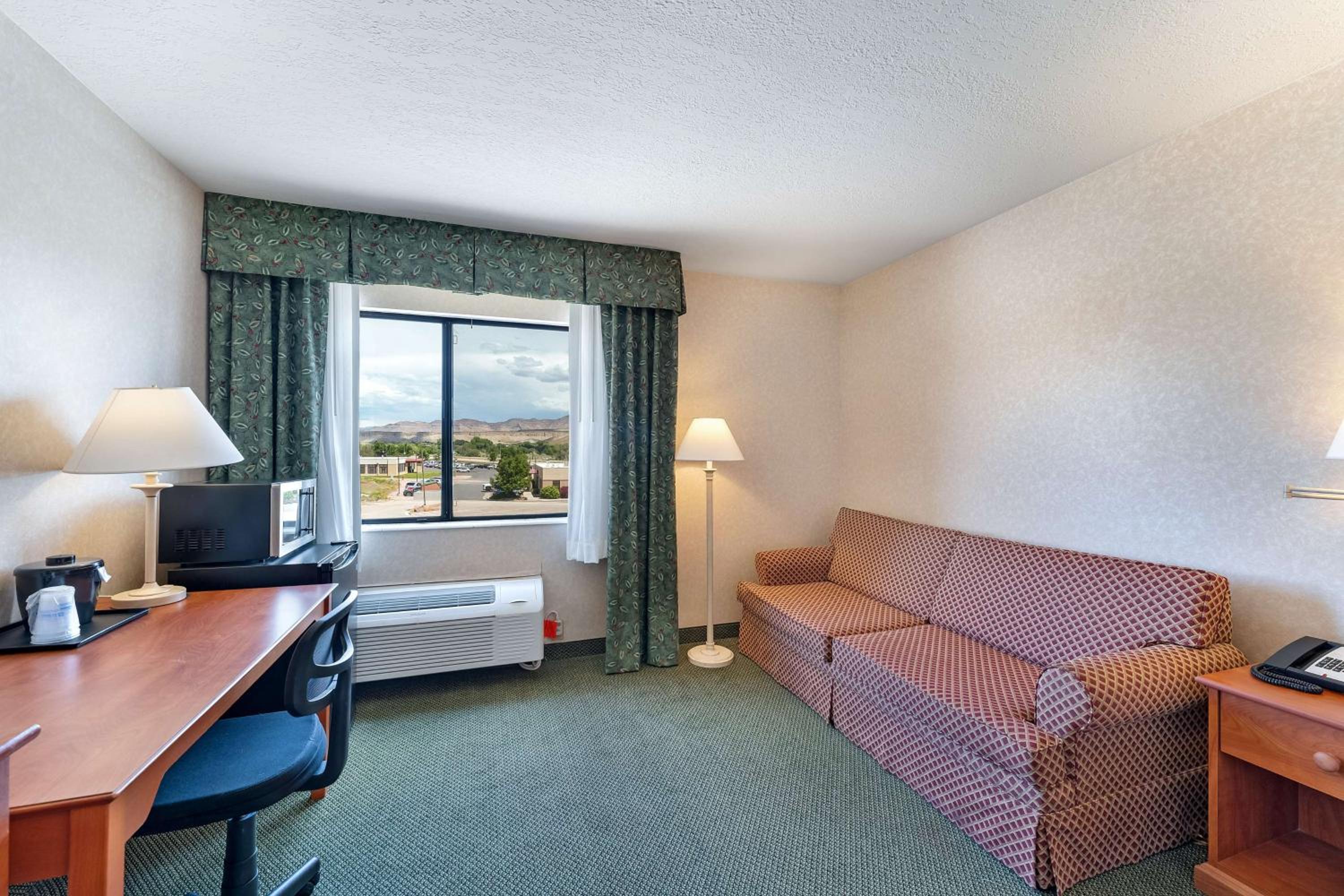 King Room with Sofa Bed - Non-Smoking photo 2