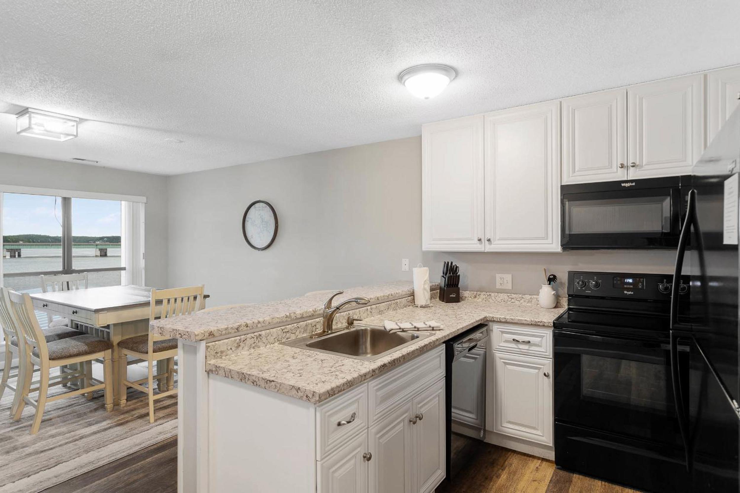 Three-Bedroom Apartment with Lake View photo 3