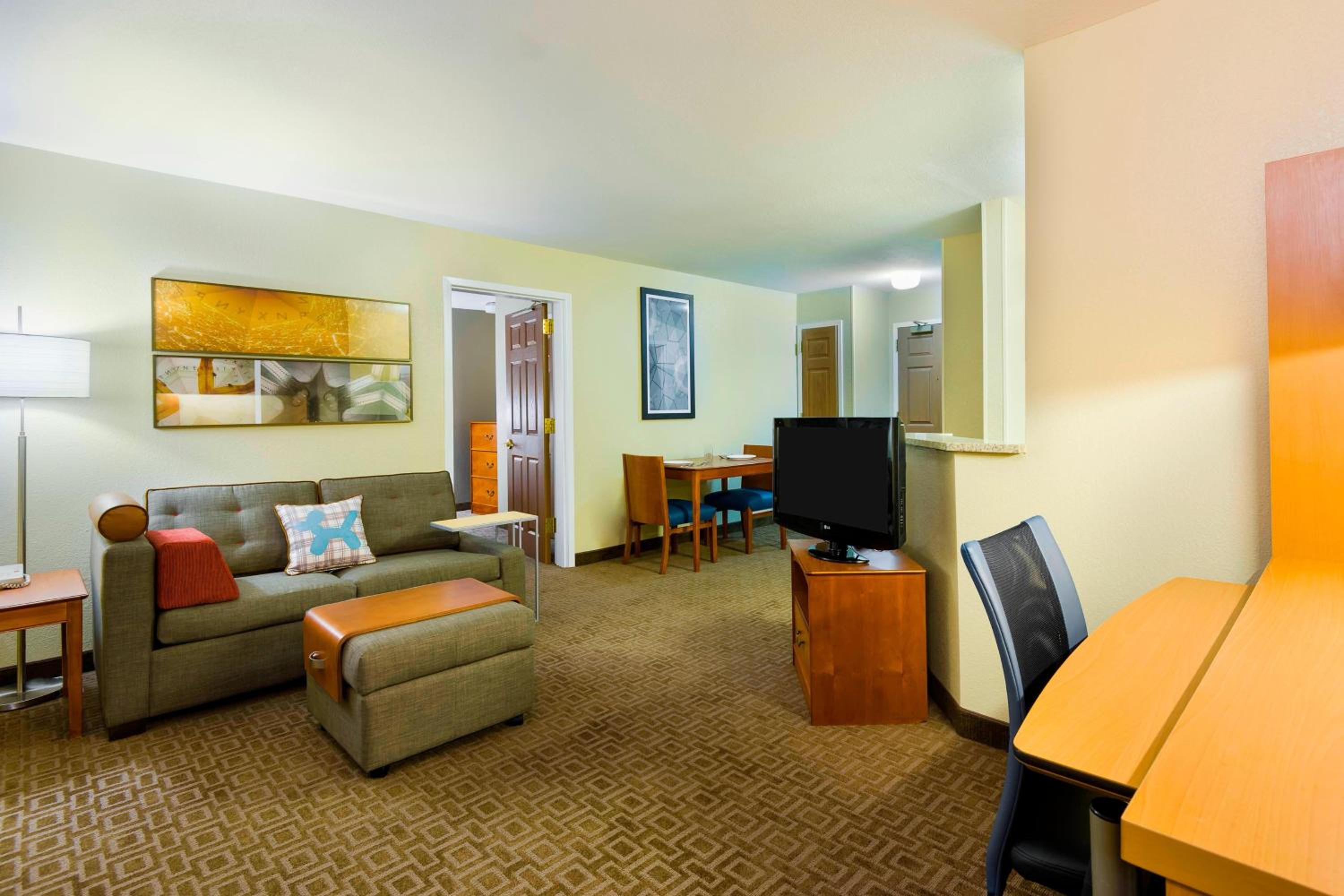 1 Bedroom Suite, 1 Queen, Sofa bed - Photo 3