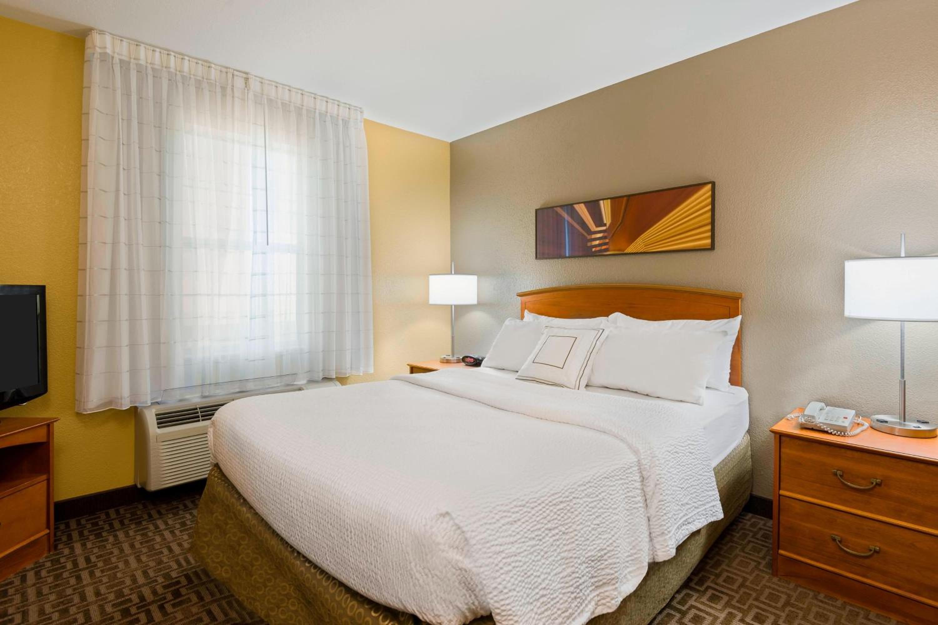 1 Bedroom Suite, 1 Queen, Sofa bed - Photo 1