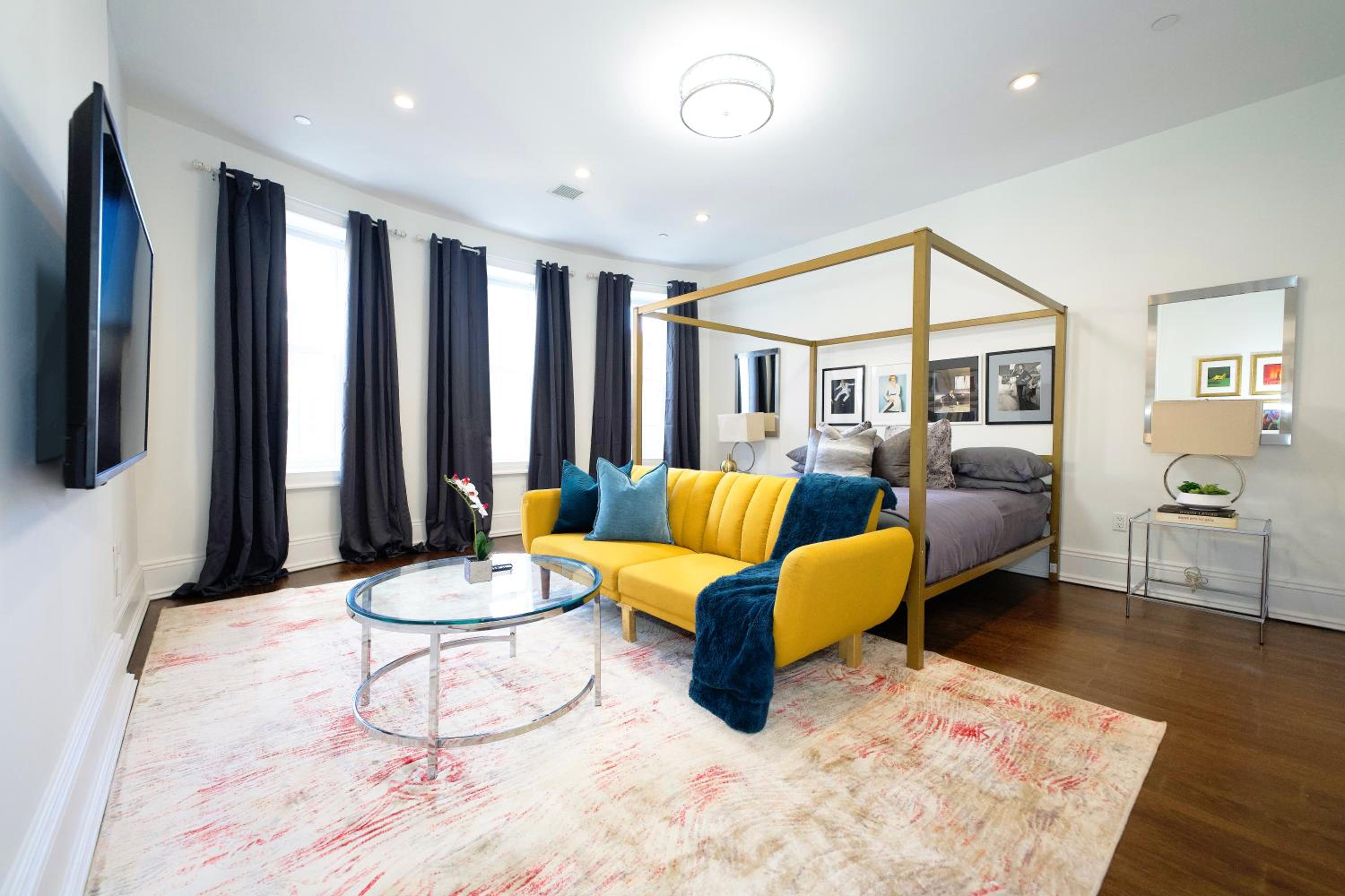 Six-Bedroom House photo 1