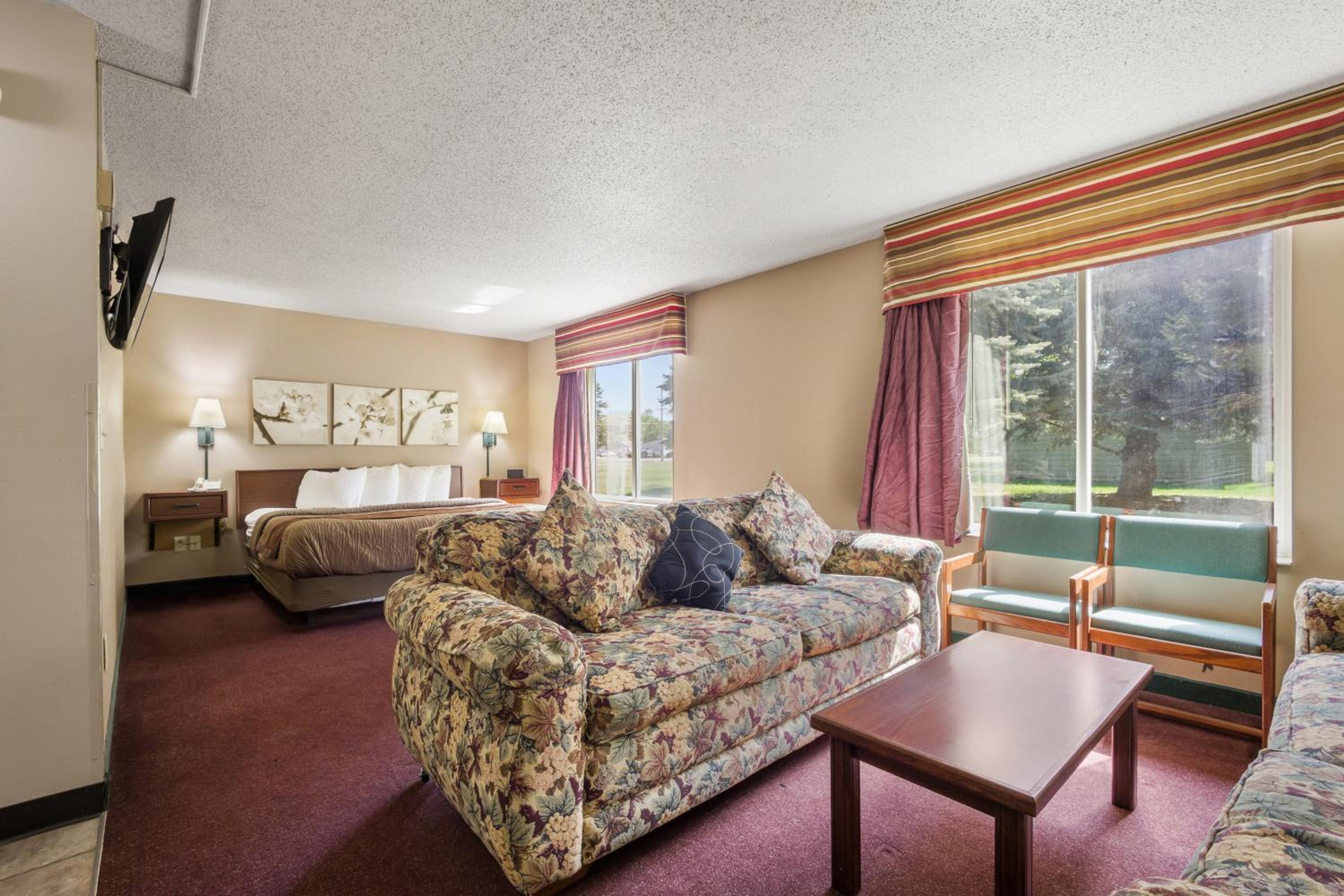 Suite with Hot Tub photo 1