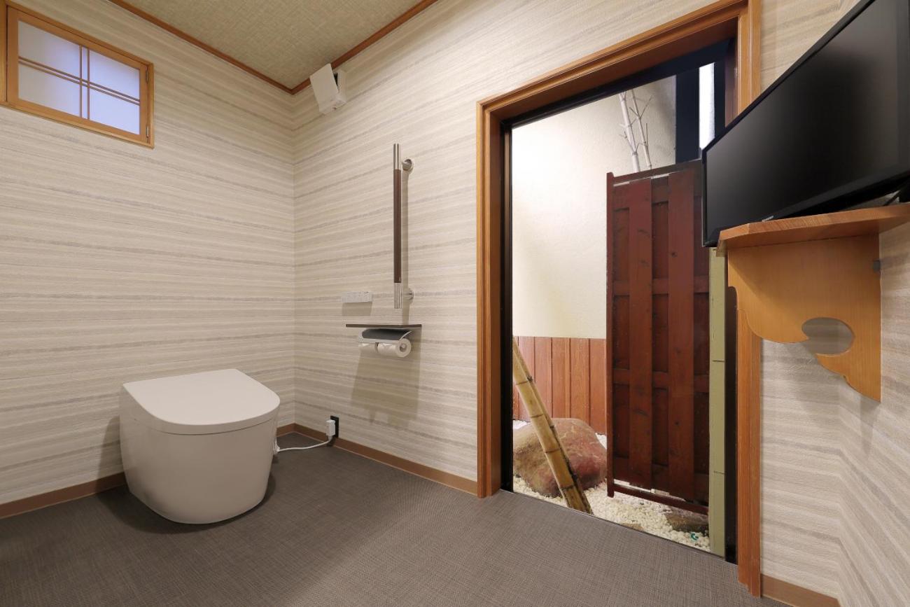 Deluxe Family Suite - Photo 18