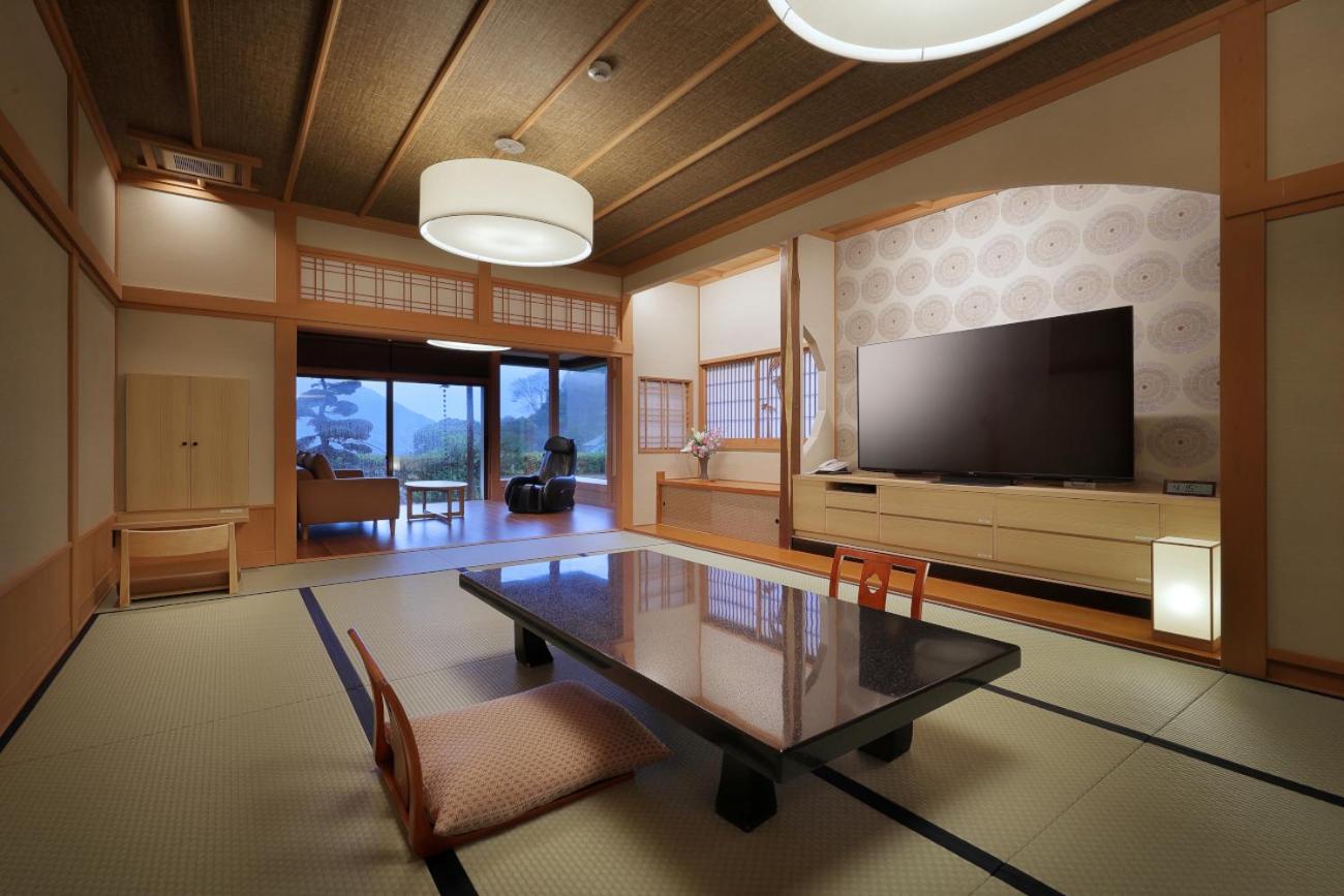 Deluxe Family Suite - Photo 13