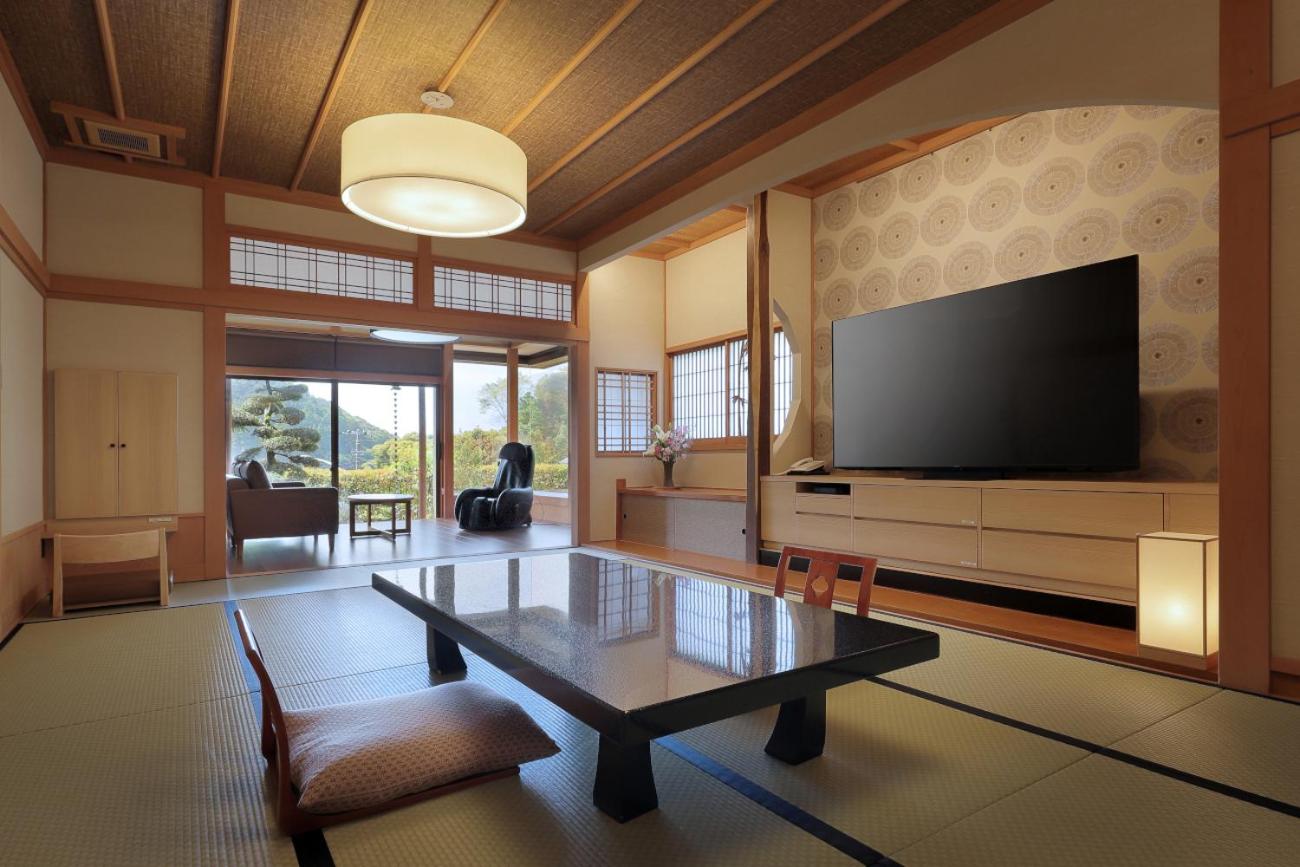 Deluxe Family Suite - Photo 14