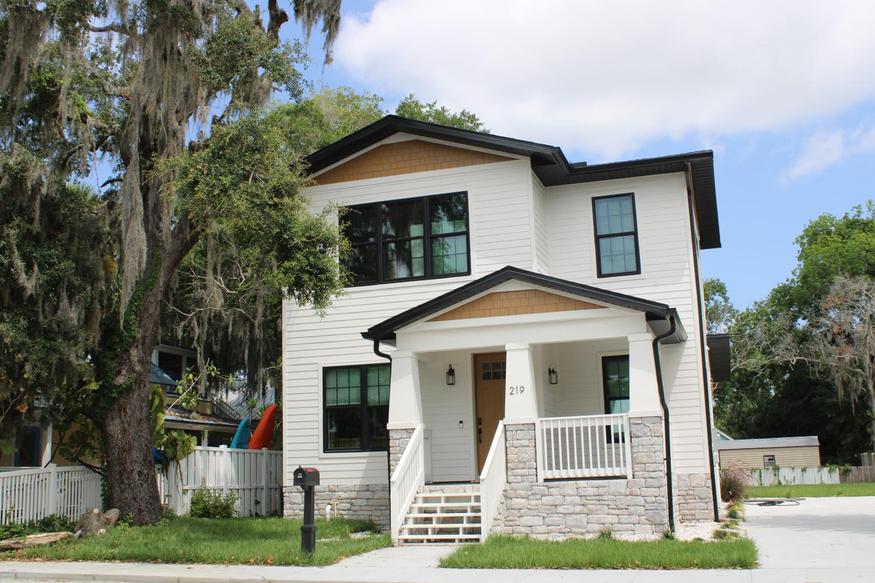 Three-Bedroom House photo 3