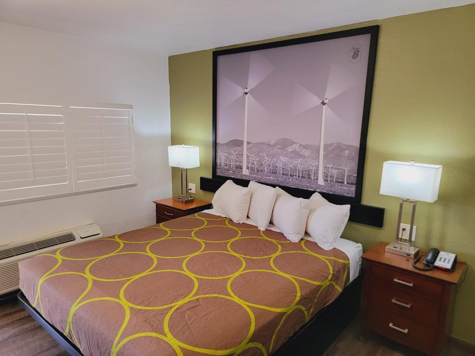 Queen Room with One Queen Bed and Roll-In Shower - Mobility Accessible - Non-Smoking - Photo 3
