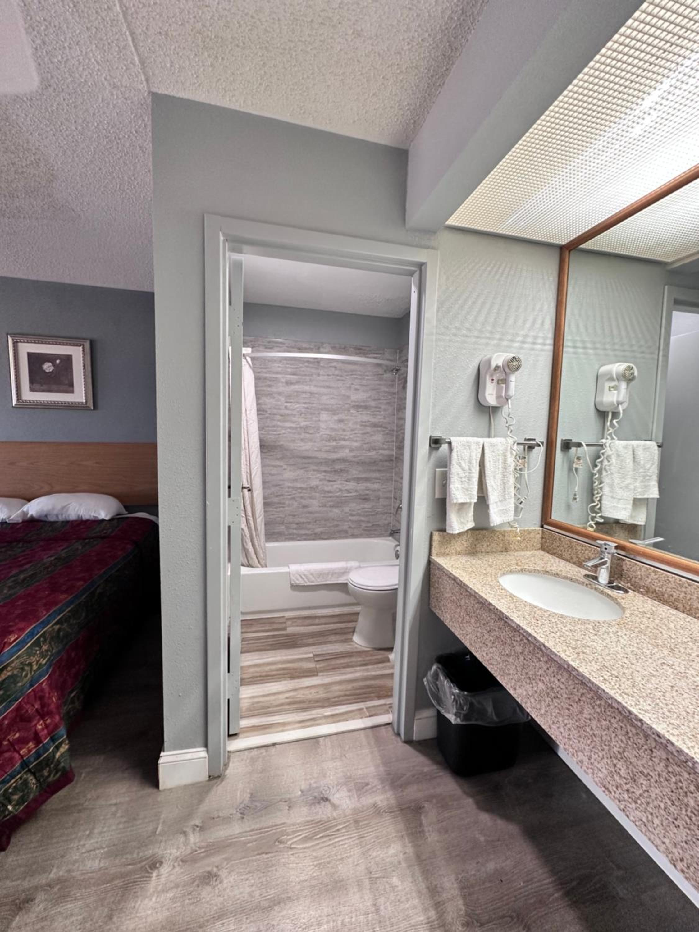Queen Room with Two Queen Beds - Non-Smoking - Photo 2