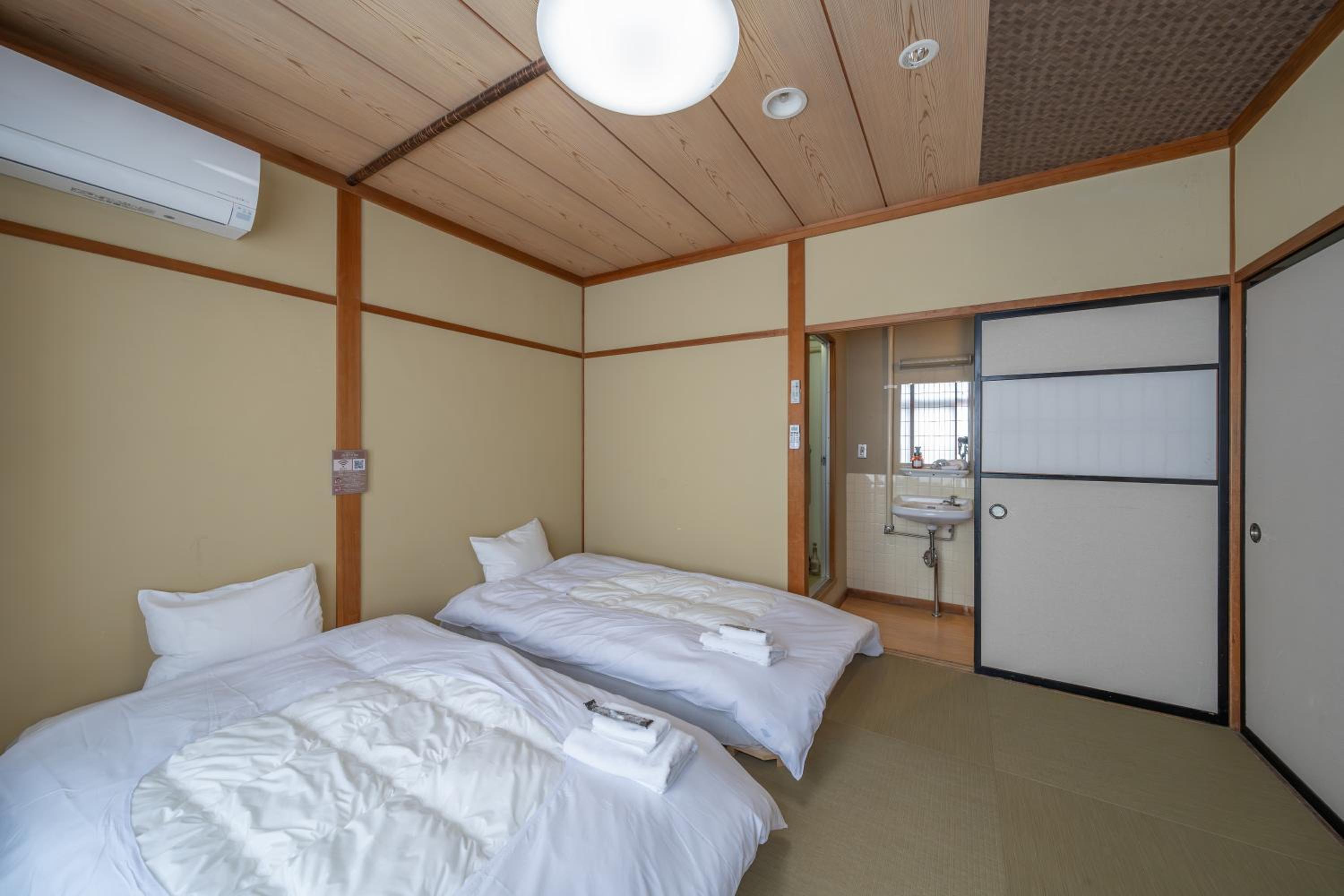 Twin Room with Private Bathroom photo 1
