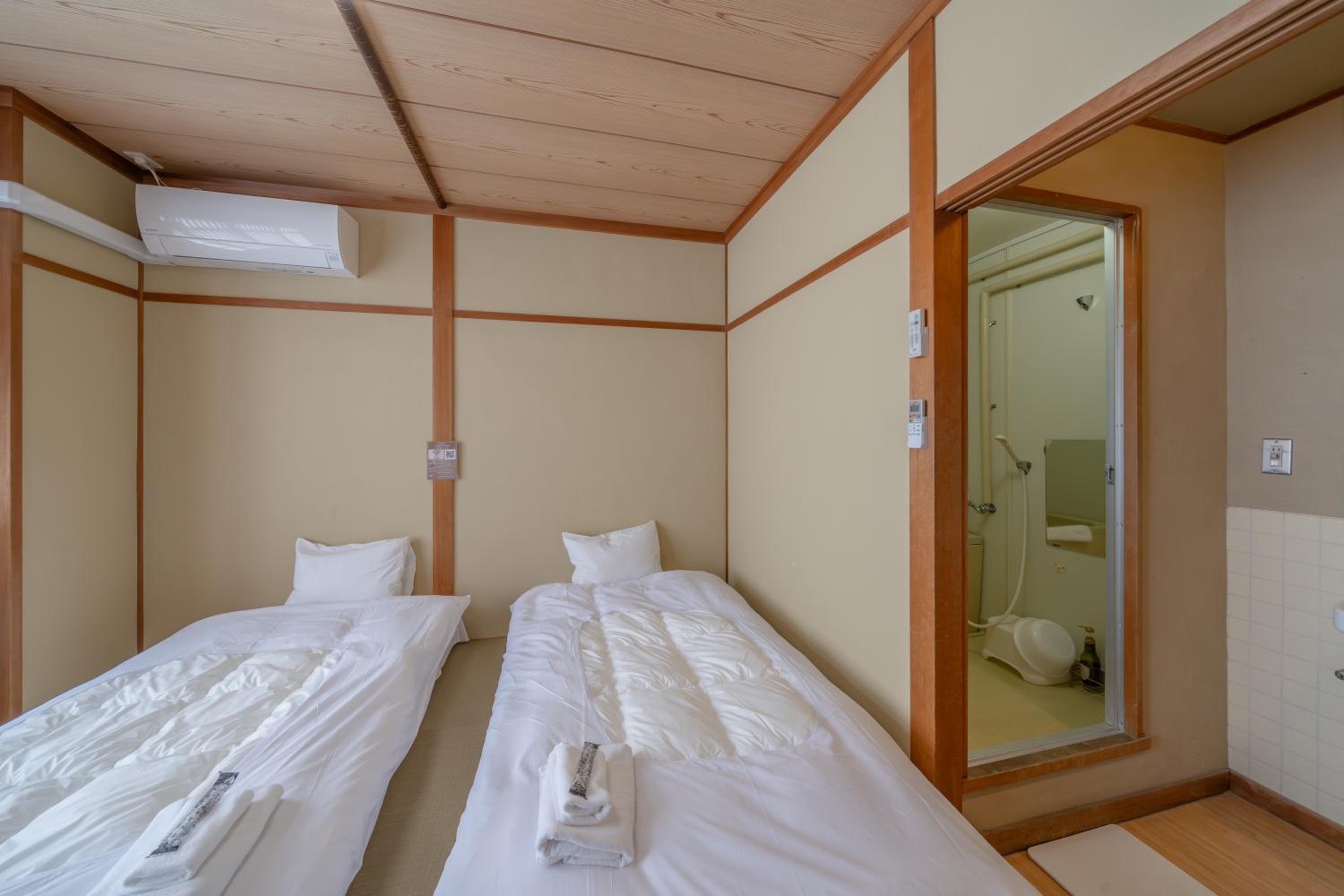 Twin Room with Private Bathroom photo 2