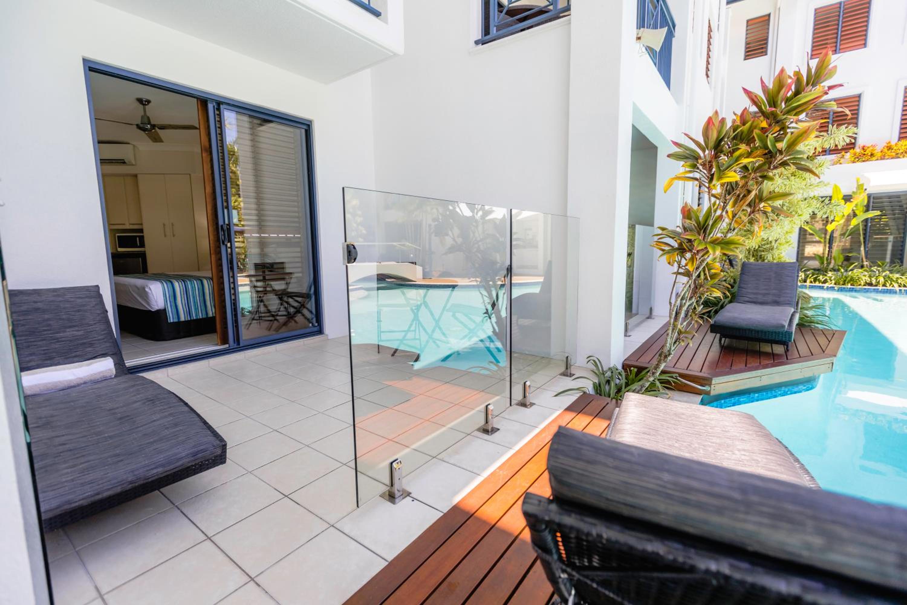 Studio Pool Access - Photo 11